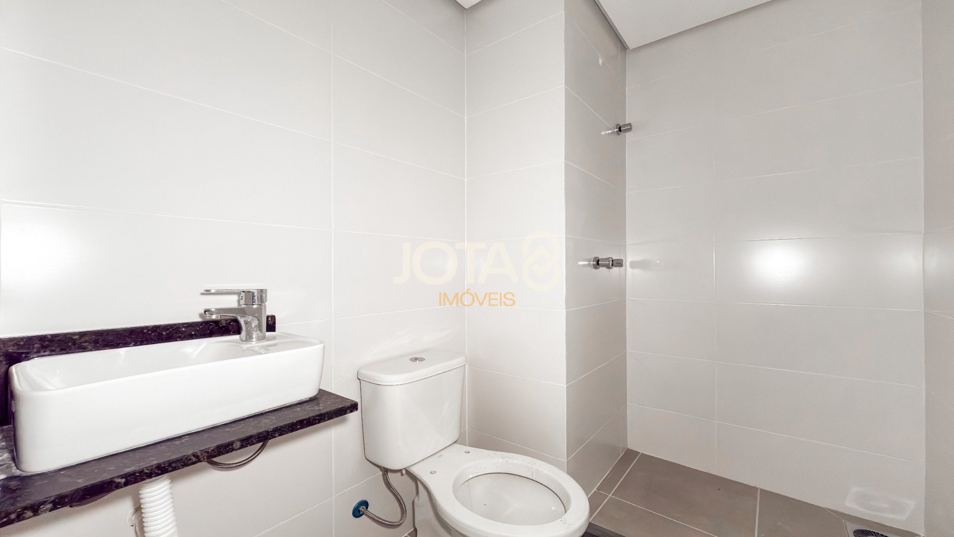 STUDIO DE 2 QUARTOS E 1 VAGA DE GARAGEM