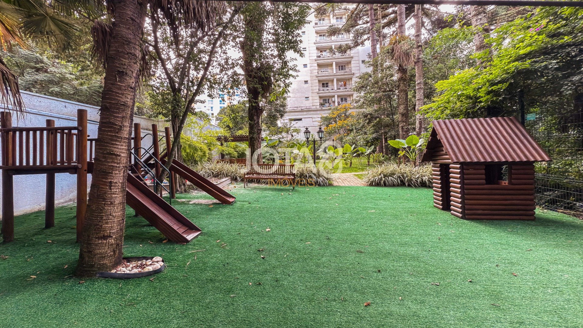 BELISSIMO APARTAMENTO EM CONDOMÍNIO CLUBE COM PISCINA - 3 SUITES