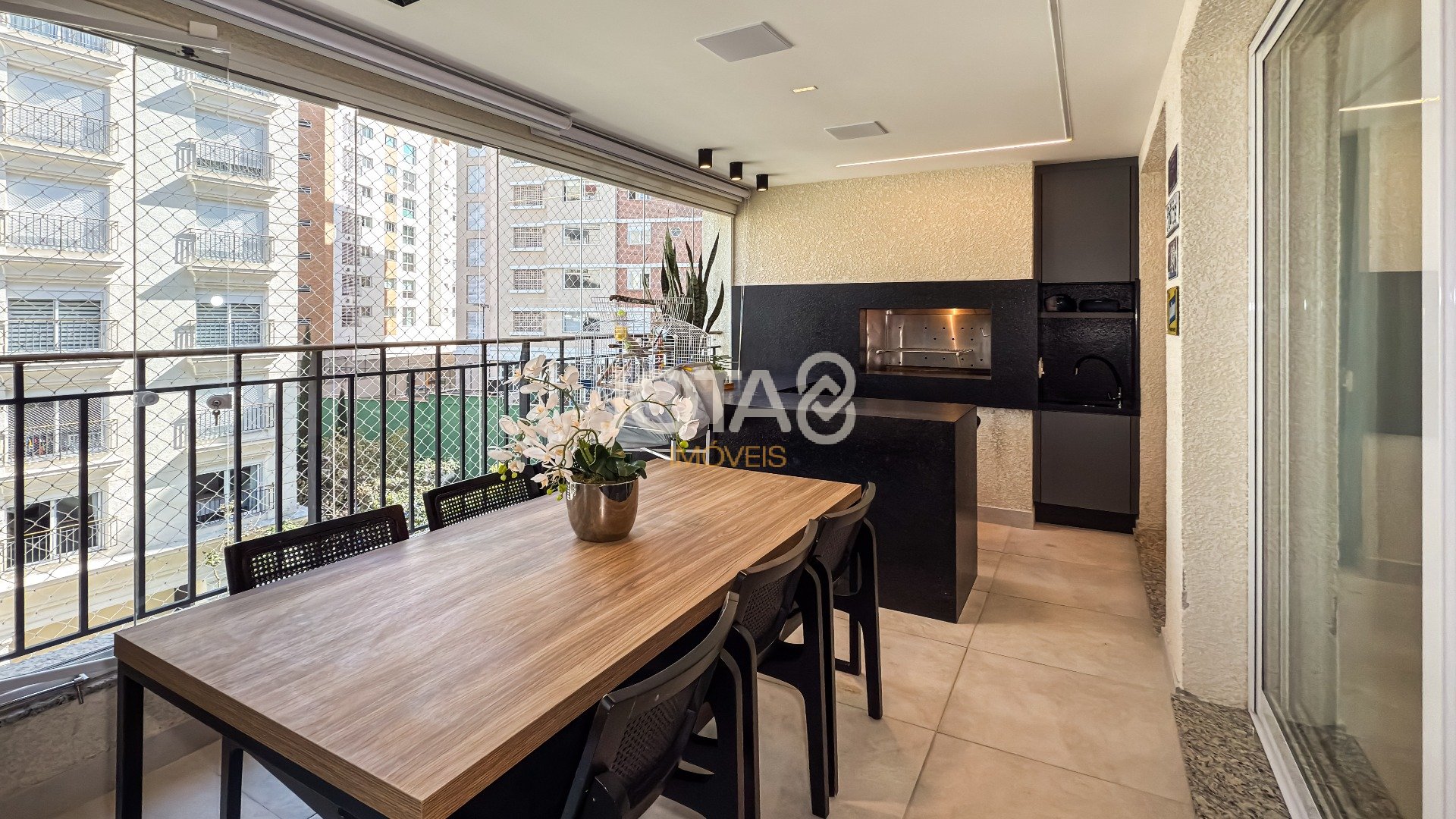 BELISSIMO APARTAMENTO EM CONDOMÍNIO CLUBE COM PISCINA - 3 SUITES