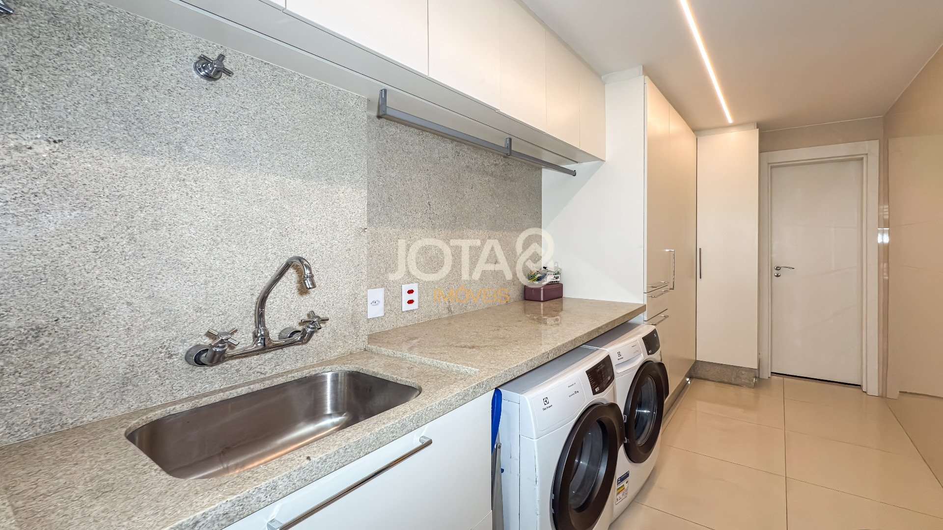 BELISSIMO APARTAMENTO EM CONDOMÍNIO CLUBE COM PISCINA - 3 SUITES