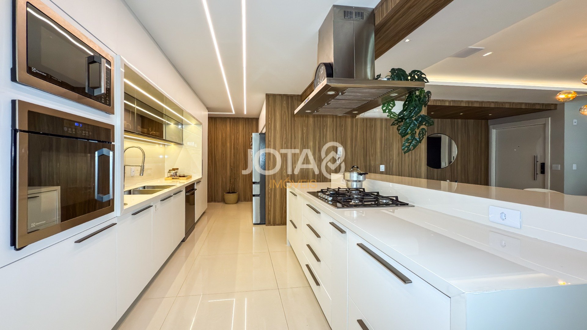 BELISSIMO APARTAMENTO EM CONDOMÍNIO CLUBE COM PISCINA - 3 SUITES