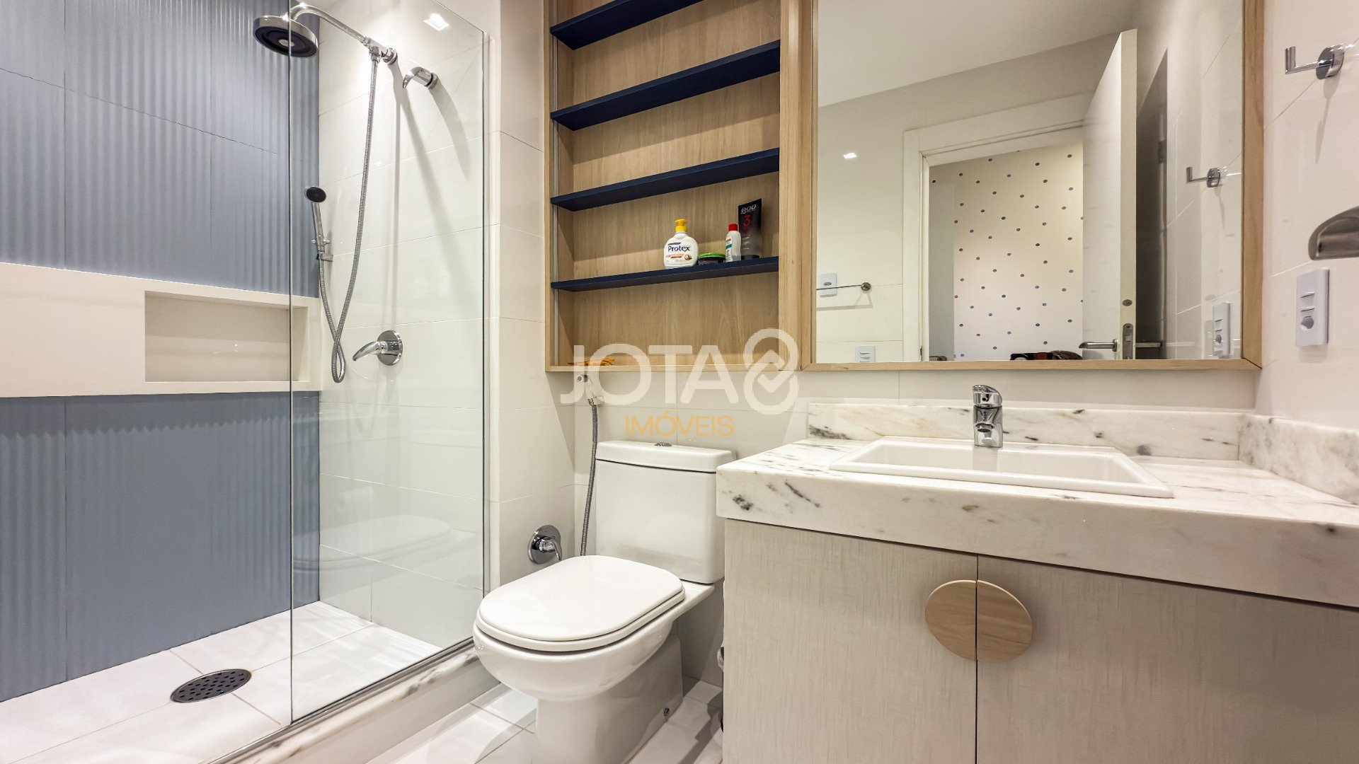 BELISSIMO APARTAMENTO EM CONDOMÍNIO CLUBE COM PISCINA - 3 SUITES