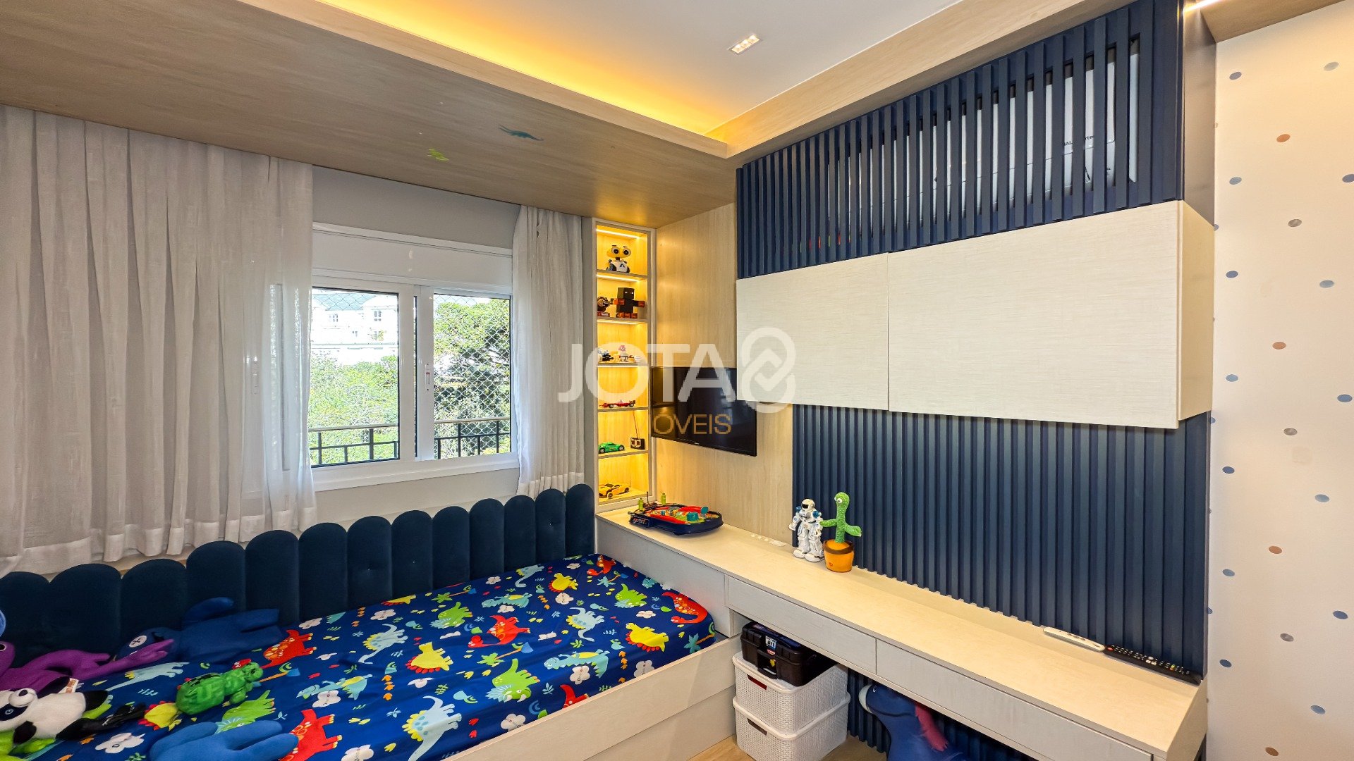 BELISSIMO APARTAMENTO EM CONDOMÍNIO CLUBE COM PISCINA - 3 SUITES