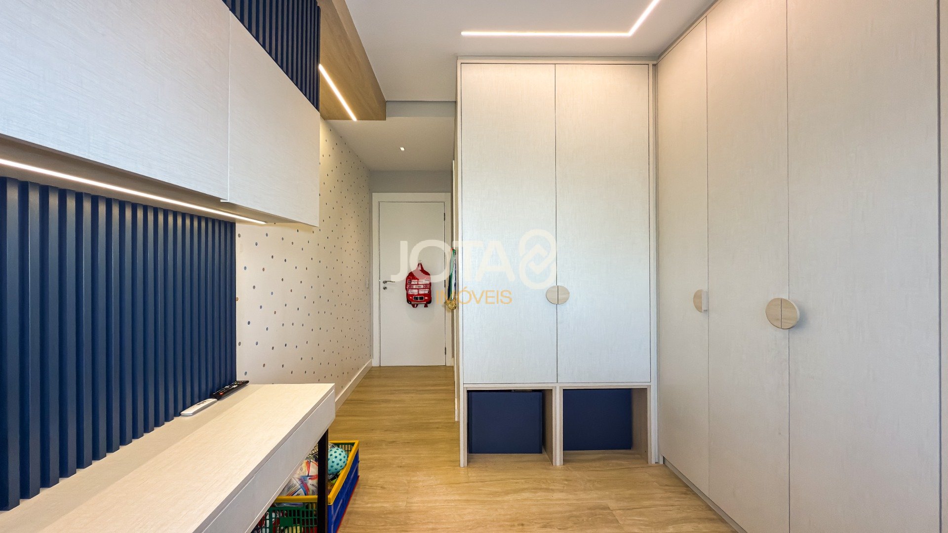 BELISSIMO APARTAMENTO EM CONDOMÍNIO CLUBE COM PISCINA - 3 SUITES