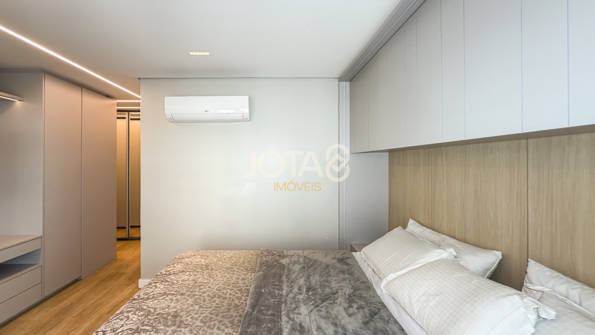 BELISSIMO APARTAMENTO EM CONDOMÍNIO CLUBE COM PISCINA - 3 SUITES