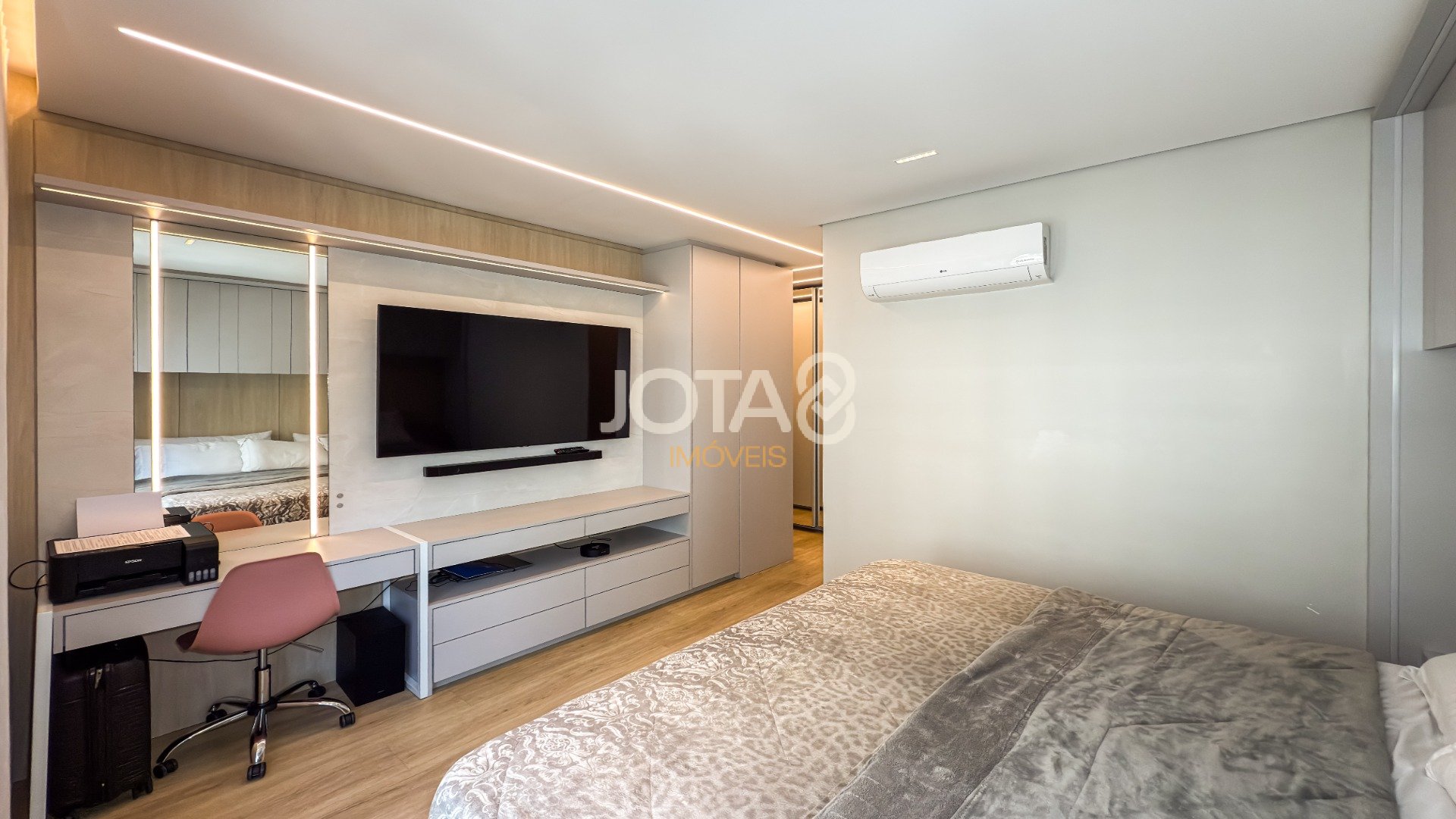 BELISSIMO APARTAMENTO EM CONDOMÍNIO CLUBE COM PISCINA - 3 SUITES