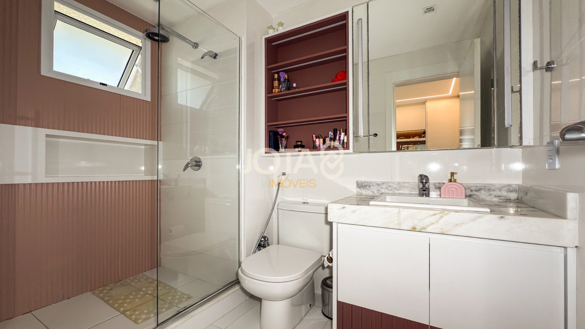 BELISSIMO APARTAMENTO EM CONDOMÍNIO CLUBE COM PISCINA - 3 SUITES