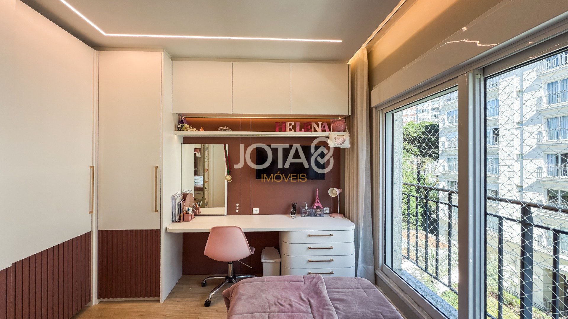 BELISSIMO APARTAMENTO EM CONDOMÍNIO CLUBE COM PISCINA - 3 SUITES