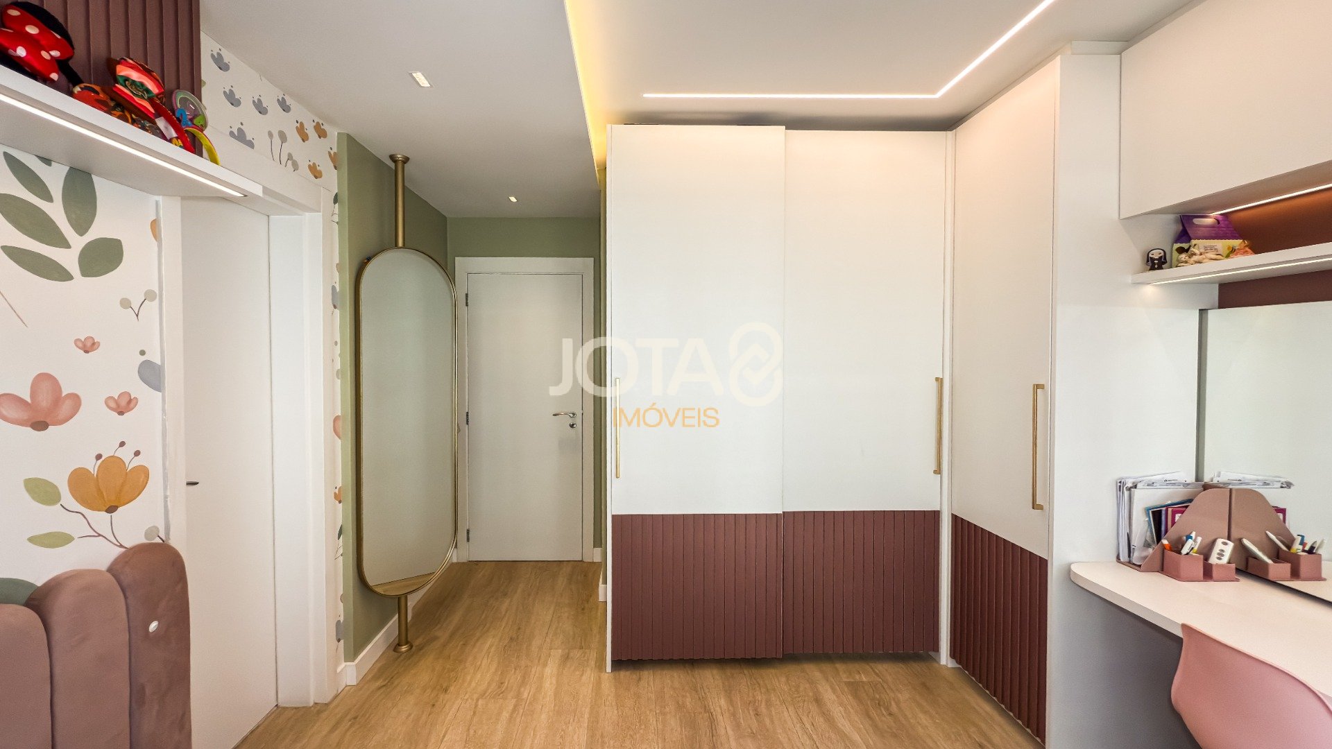 BELISSIMO APARTAMENTO EM CONDOMÍNIO CLUBE COM PISCINA - 3 SUITES