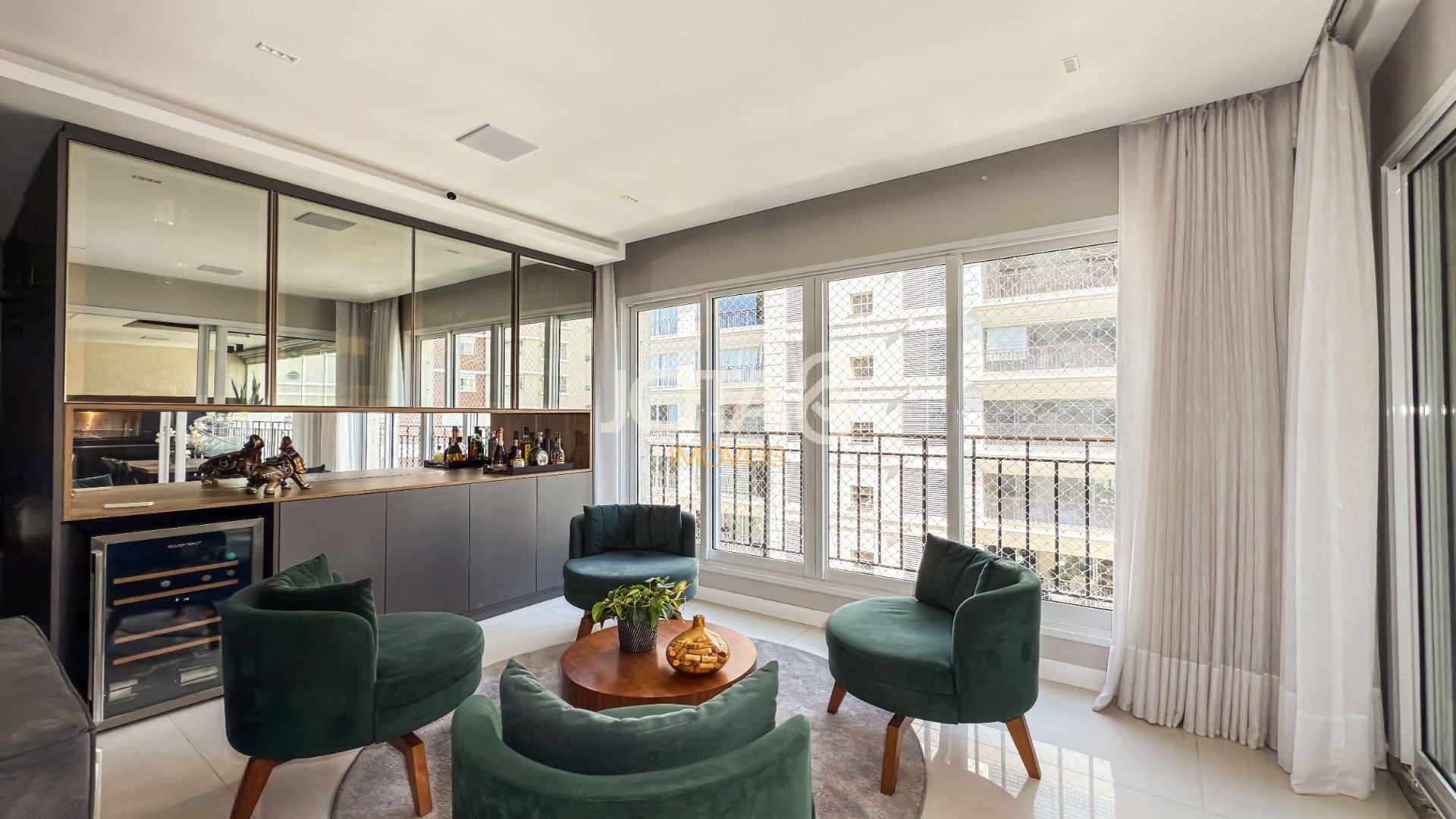 BELISSIMO APARTAMENTO EM CONDOMÍNIO CLUBE COM PISCINA - 3 SUITES