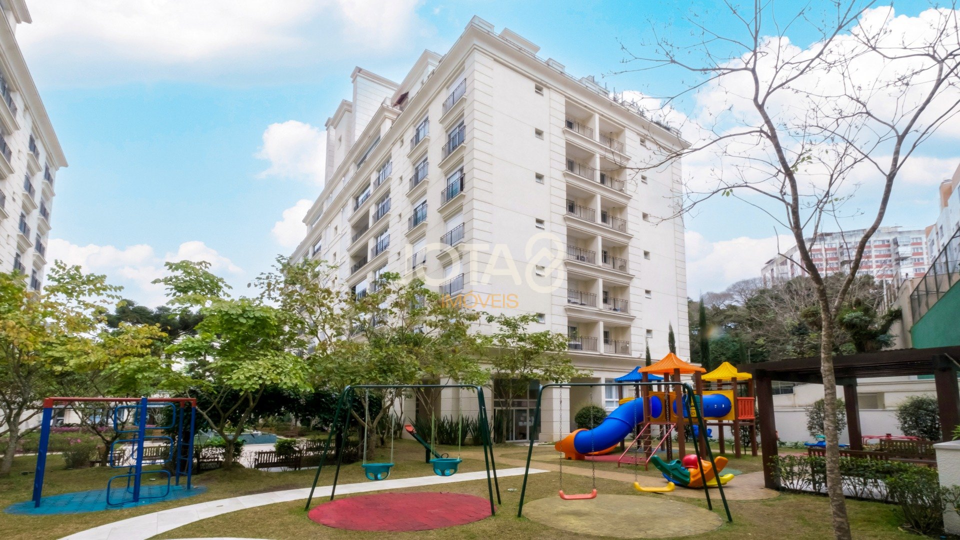 BELISSIMO APARTAMENTO EM CONDOMÍNIO CLUBE COM PISCINA - 3 SUITES