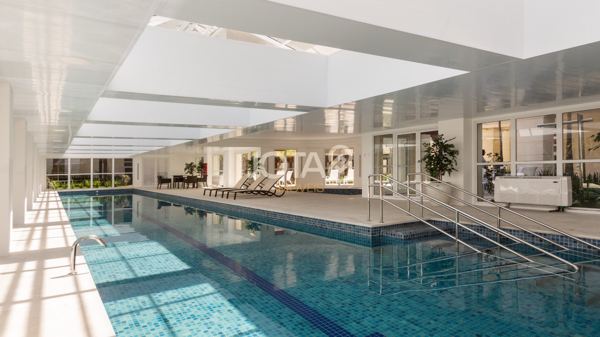 BELISSIMO APARTAMENTO EM CONDOMÍNIO CLUBE COM PISCINA - 3 SUITES