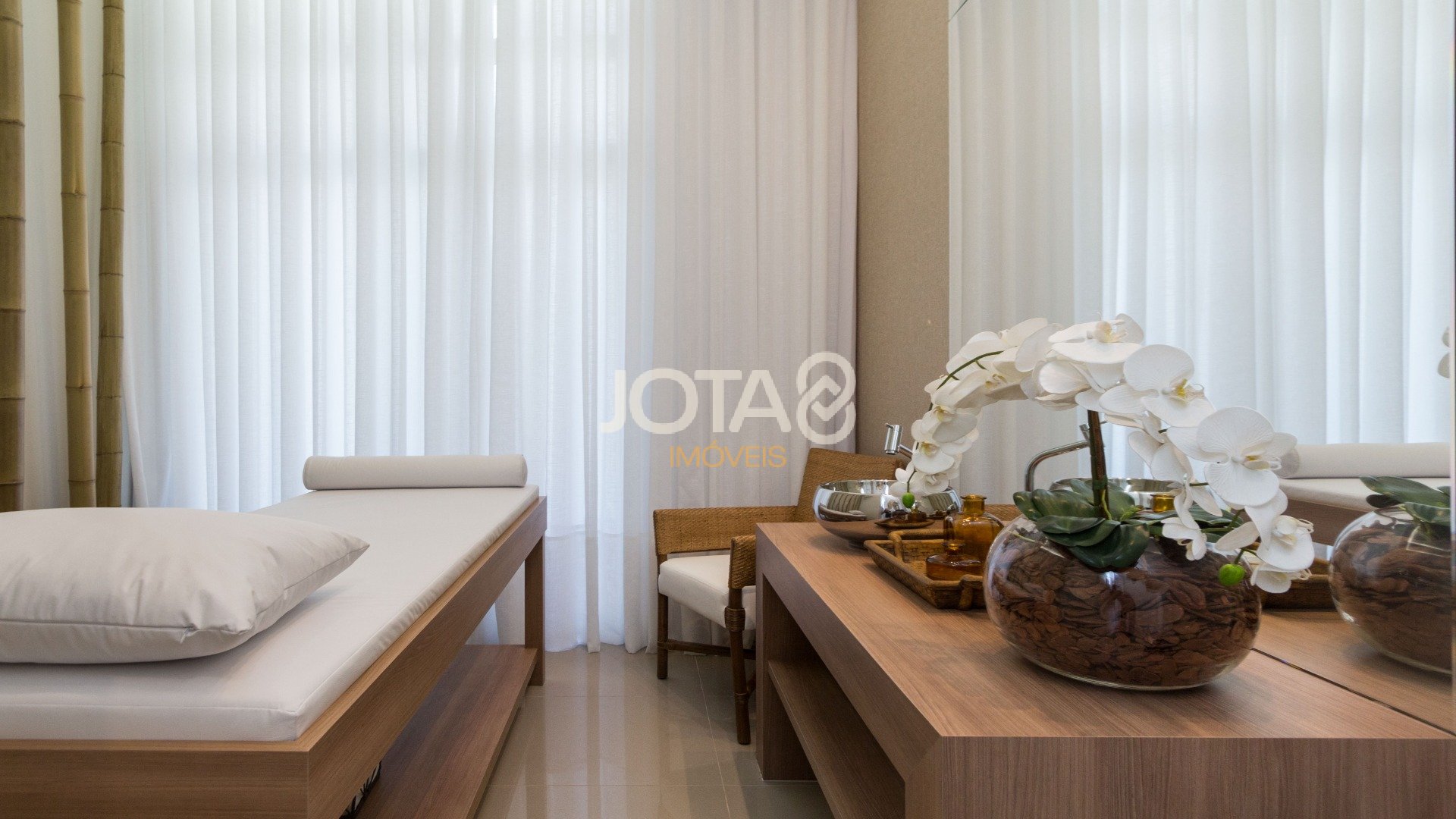 BELISSIMO APARTAMENTO EM CONDOMÍNIO CLUBE COM PISCINA - 3 SUITES