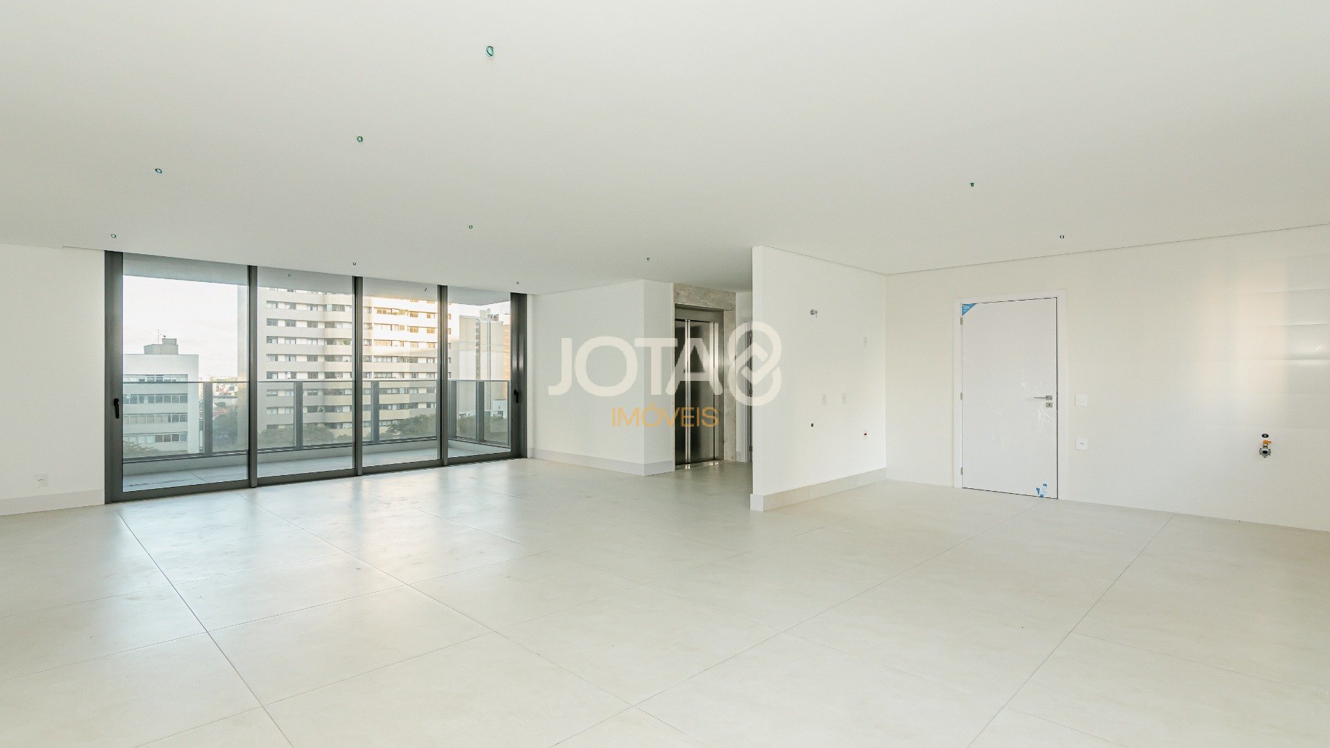 APARTAMENTO COM 3 SUÍTES AO LADO DO CLUBE CURITIBANO