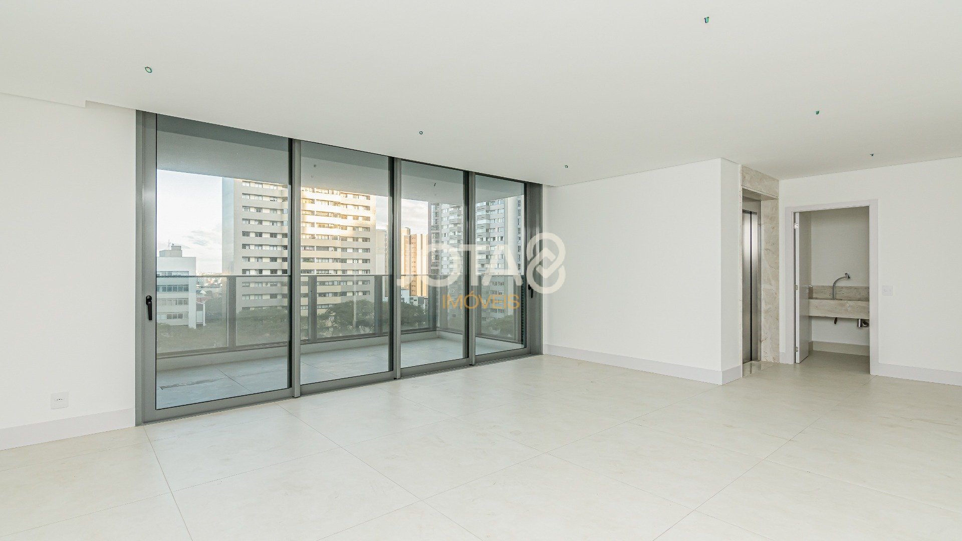 APARTAMENTO COM 3 SUÍTES AO LADO DO CLUBE CURITIBANO