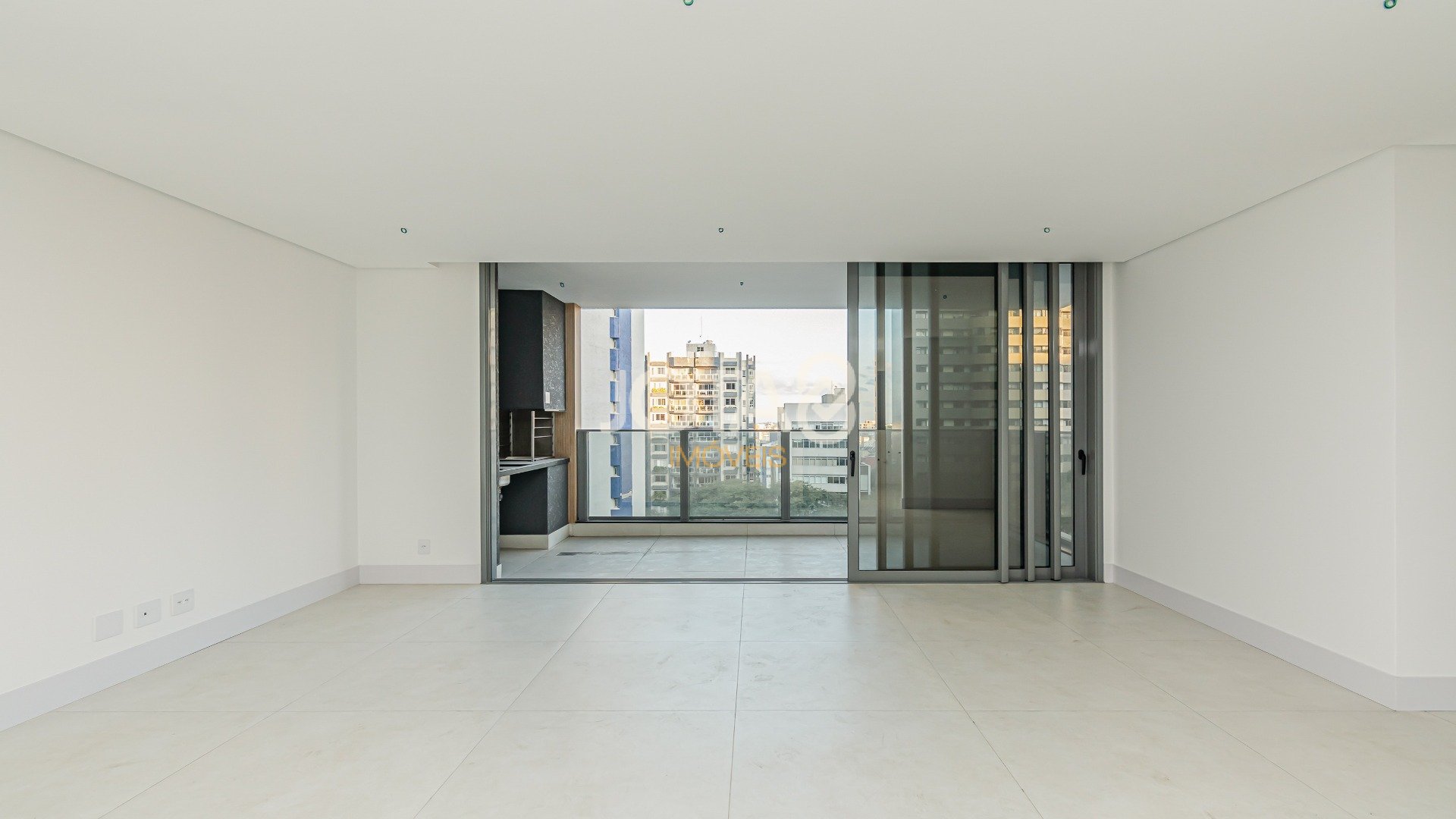 APARTAMENTO COM 3 SUÍTES AO LADO DO CLUBE CURITIBANO
