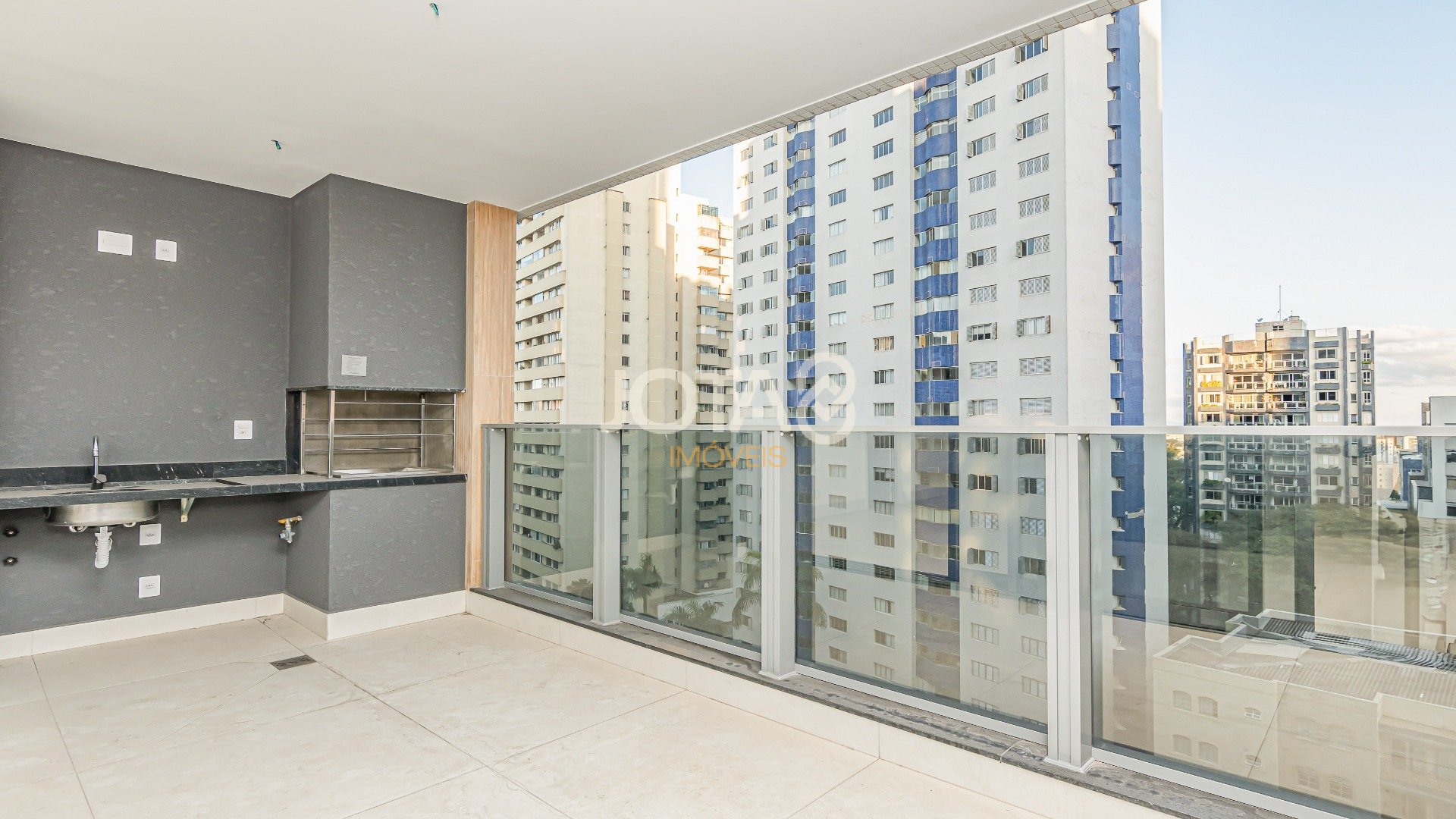 APARTAMENTO COM 3 SUÍTES AO LADO DO CLUBE CURITIBANO
