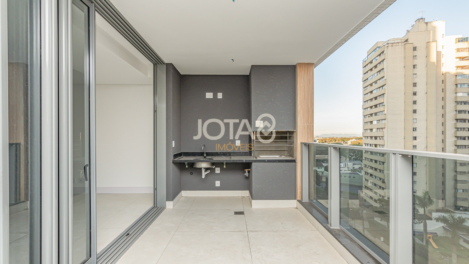 APARTAMENTO COM 3 SUÍTES AO LADO DO CLUBE CURITIBANO