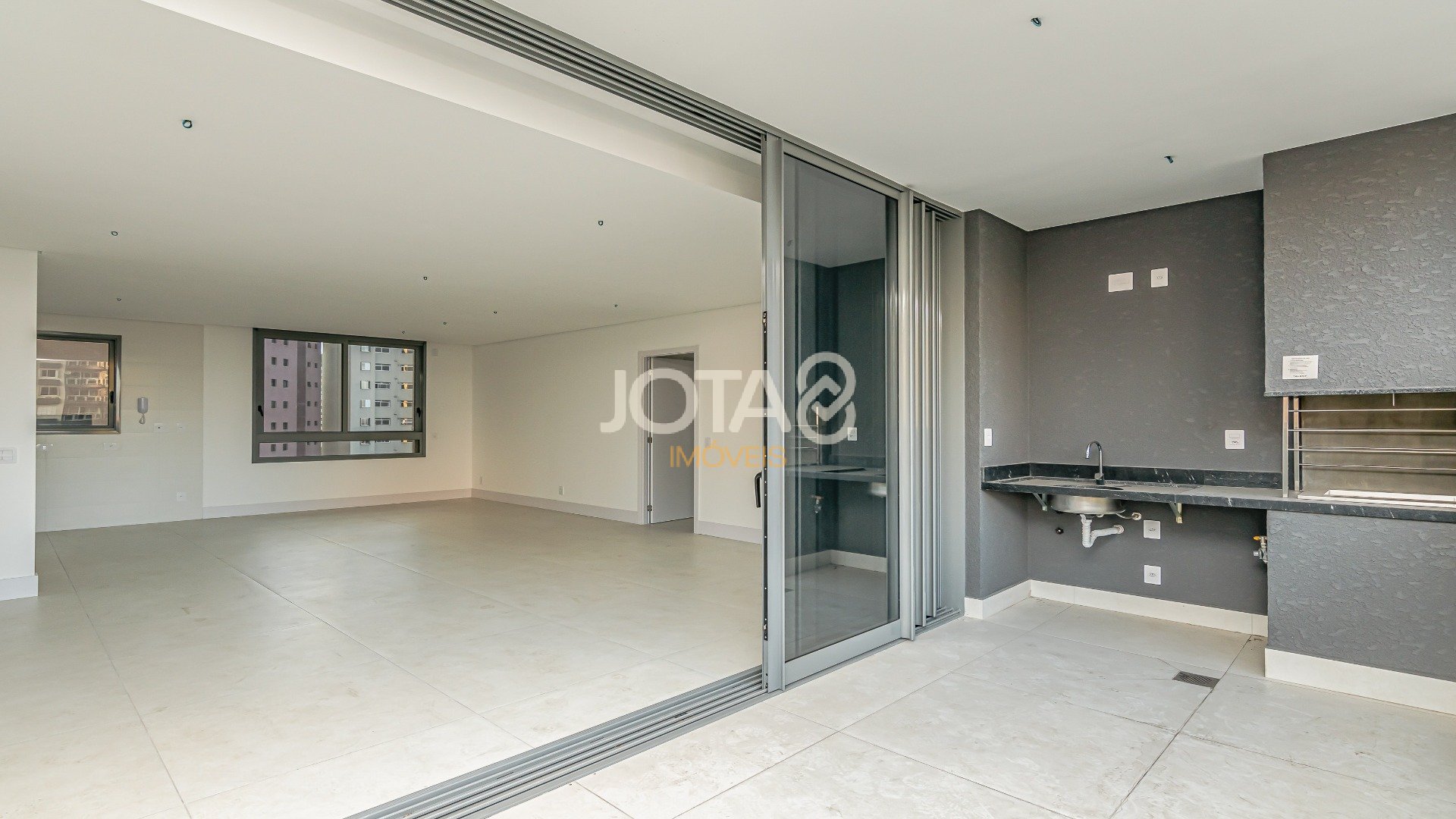 APARTAMENTO COM 3 SUÍTES AO LADO DO CLUBE CURITIBANO