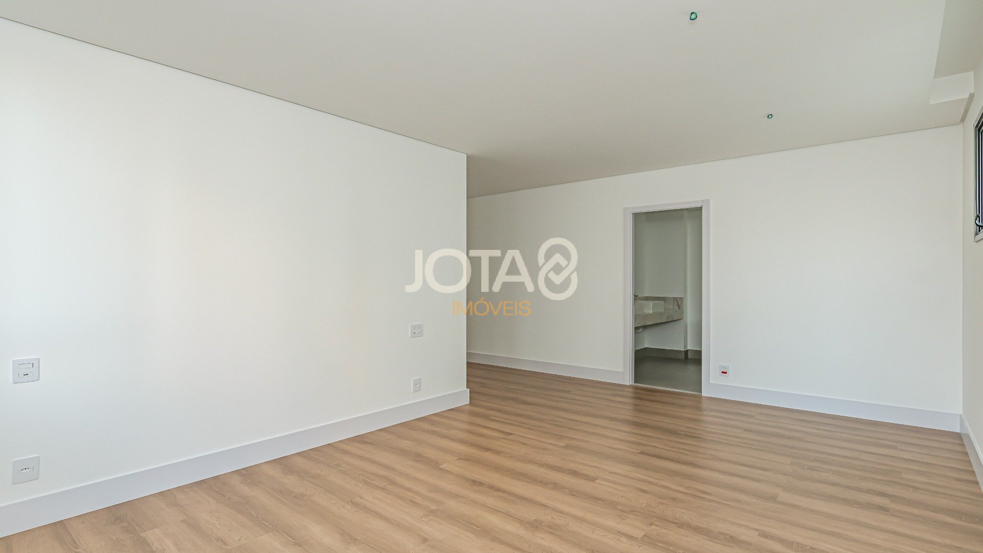 APARTAMENTO COM 3 SUÍTES AO LADO DO CLUBE CURITIBANO