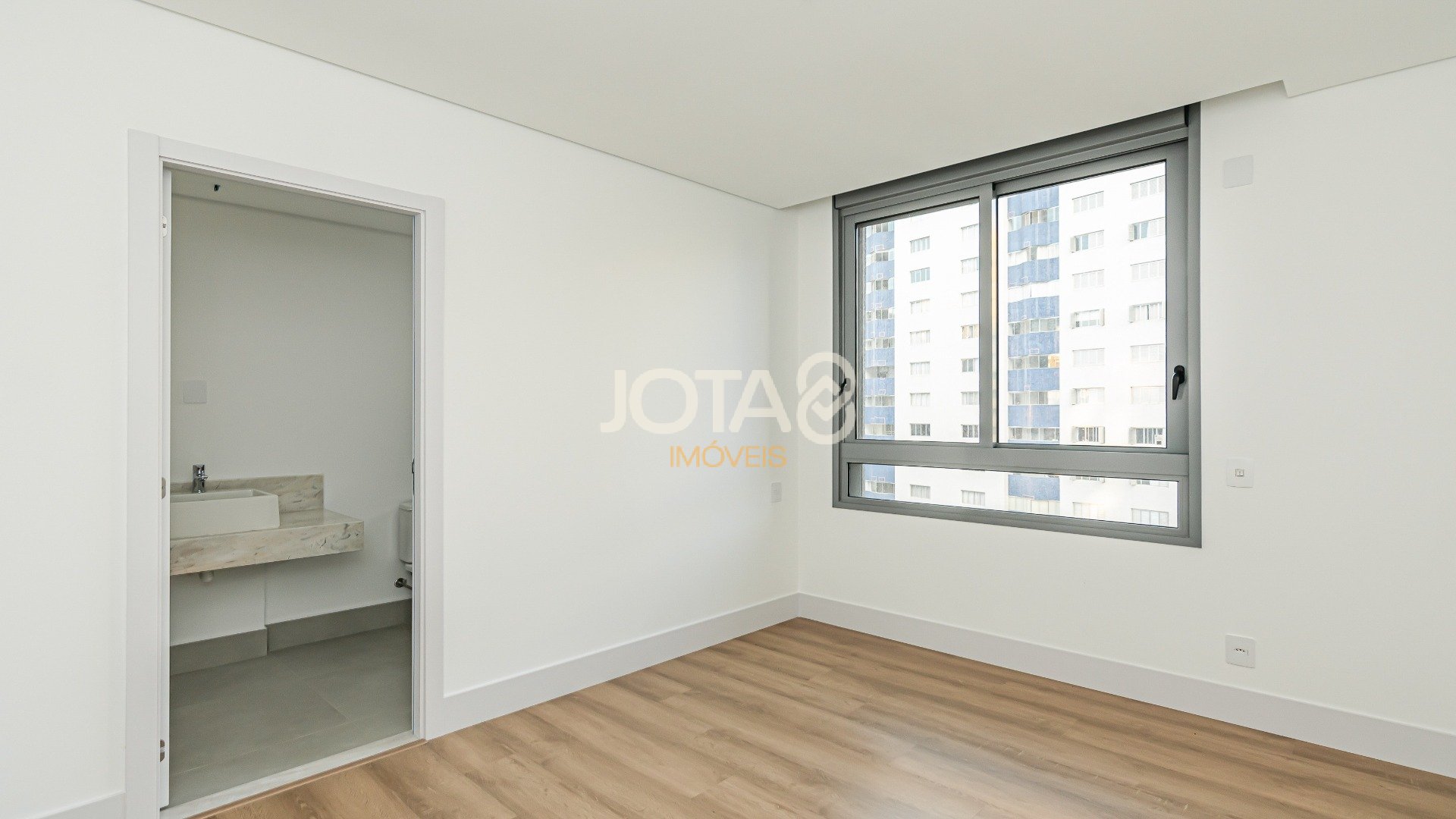 APARTAMENTO COM 3 SUÍTES AO LADO DO CLUBE CURITIBANO