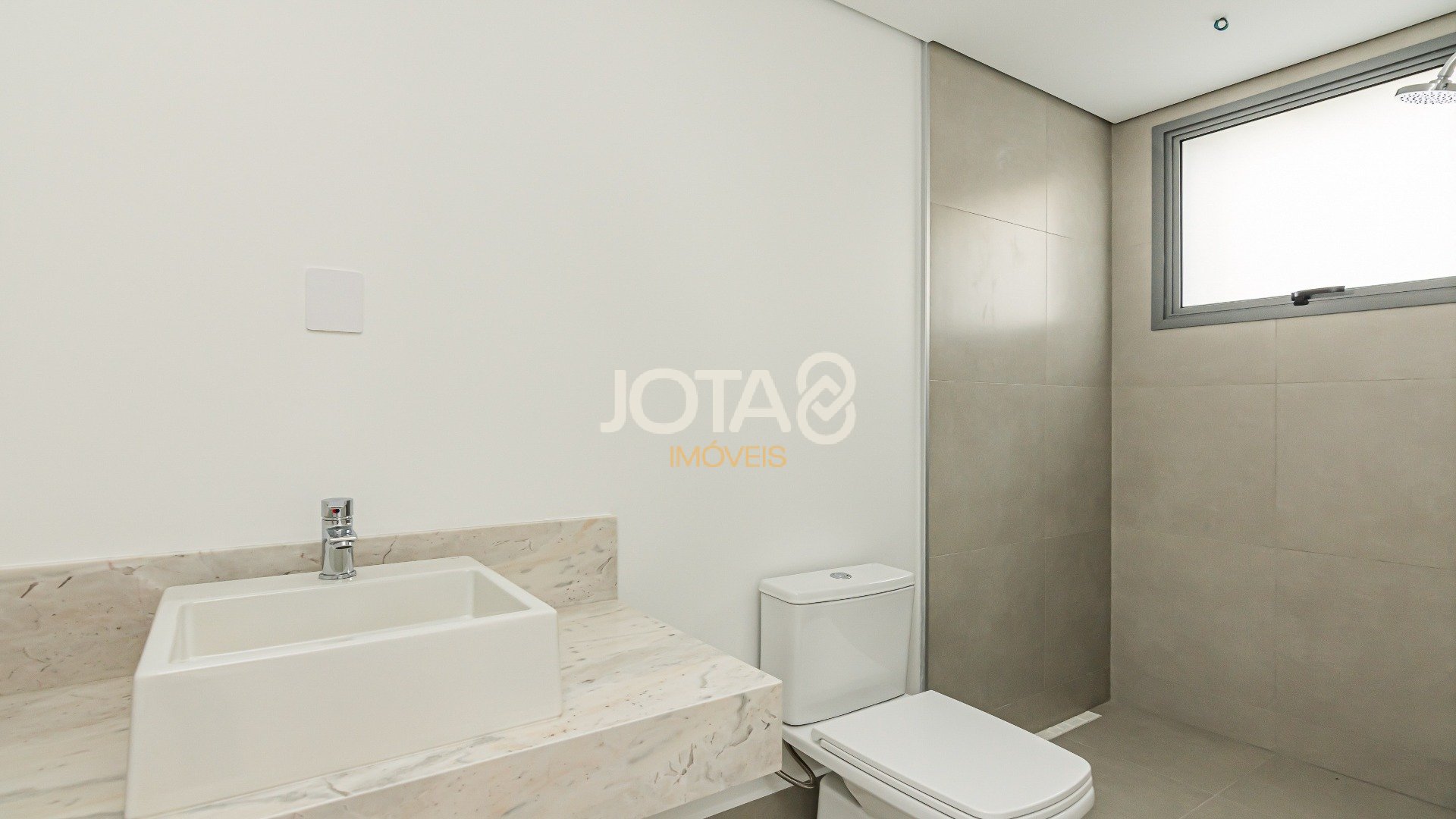 APARTAMENTO COM 3 SUÍTES AO LADO DO CLUBE CURITIBANO