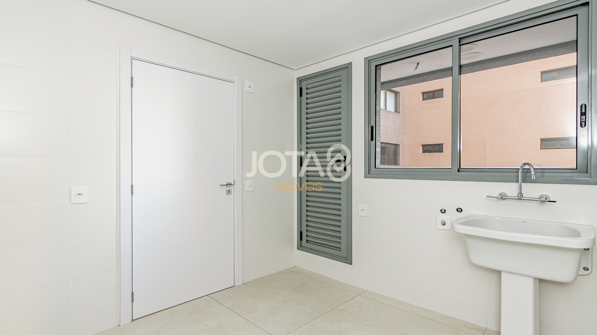 APARTAMENTO COM 3 SUÍTES AO LADO DO CLUBE CURITIBANO