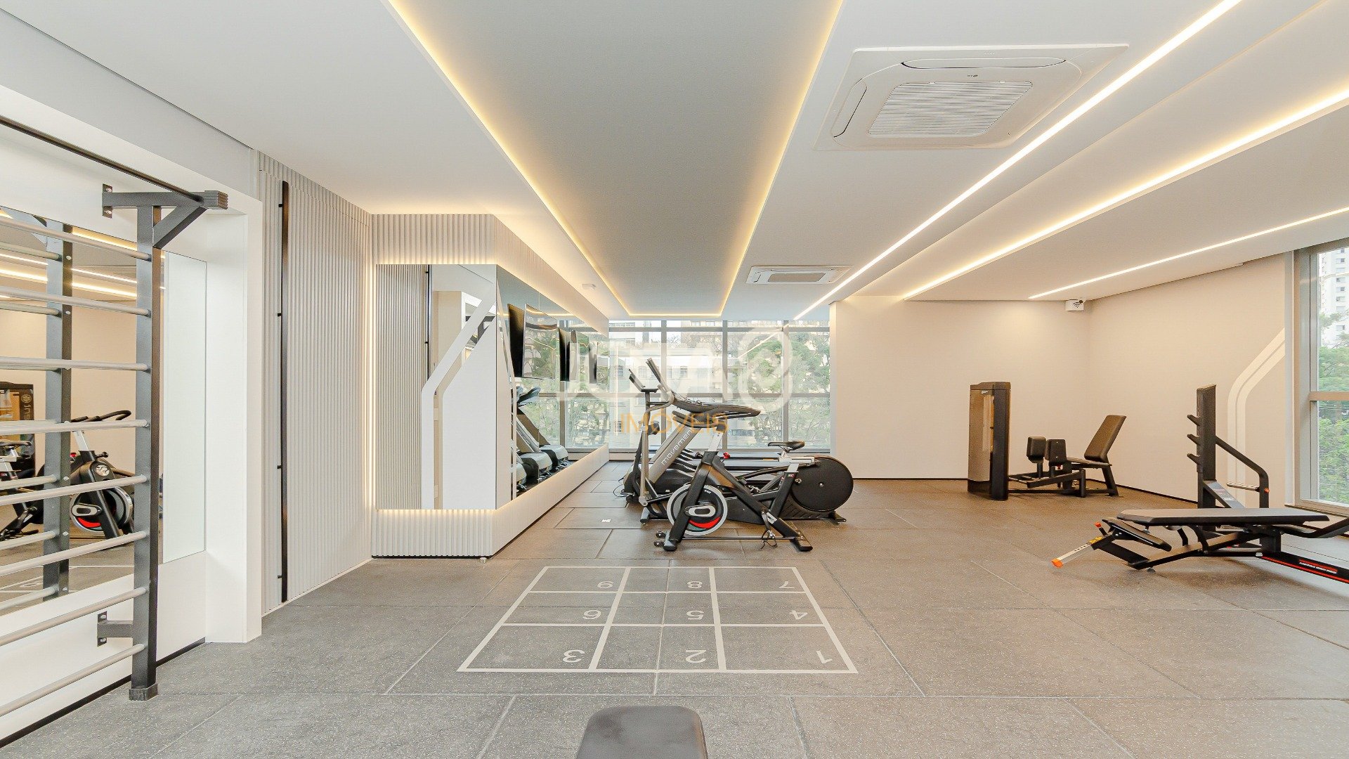 APARTAMENTO COM 3 SUÍTES AO LADO DO CLUBE CURITIBANO