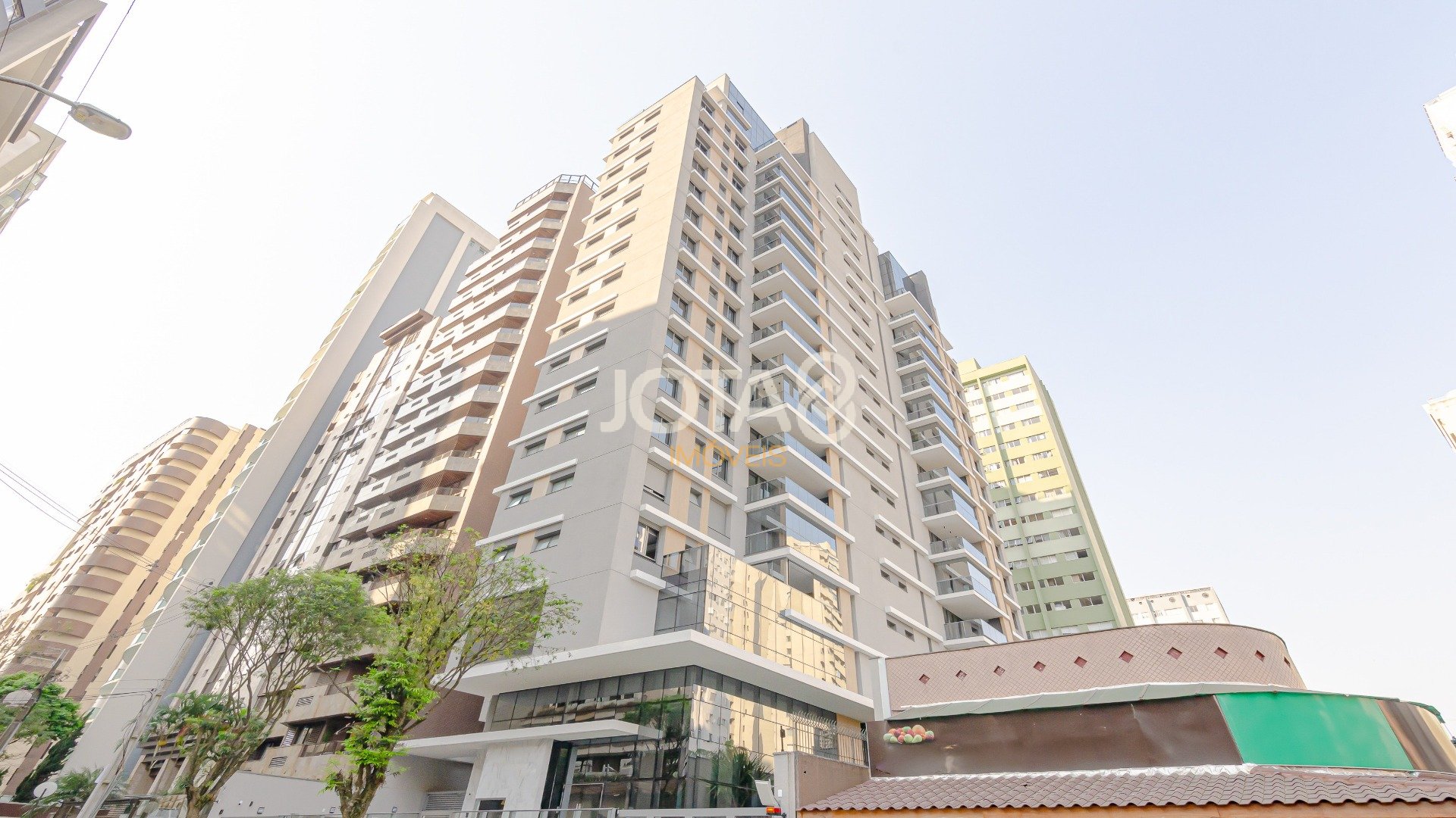 APARTAMENTO COM 3 SUÍTES AO LADO DO CLUBE CURITIBANO