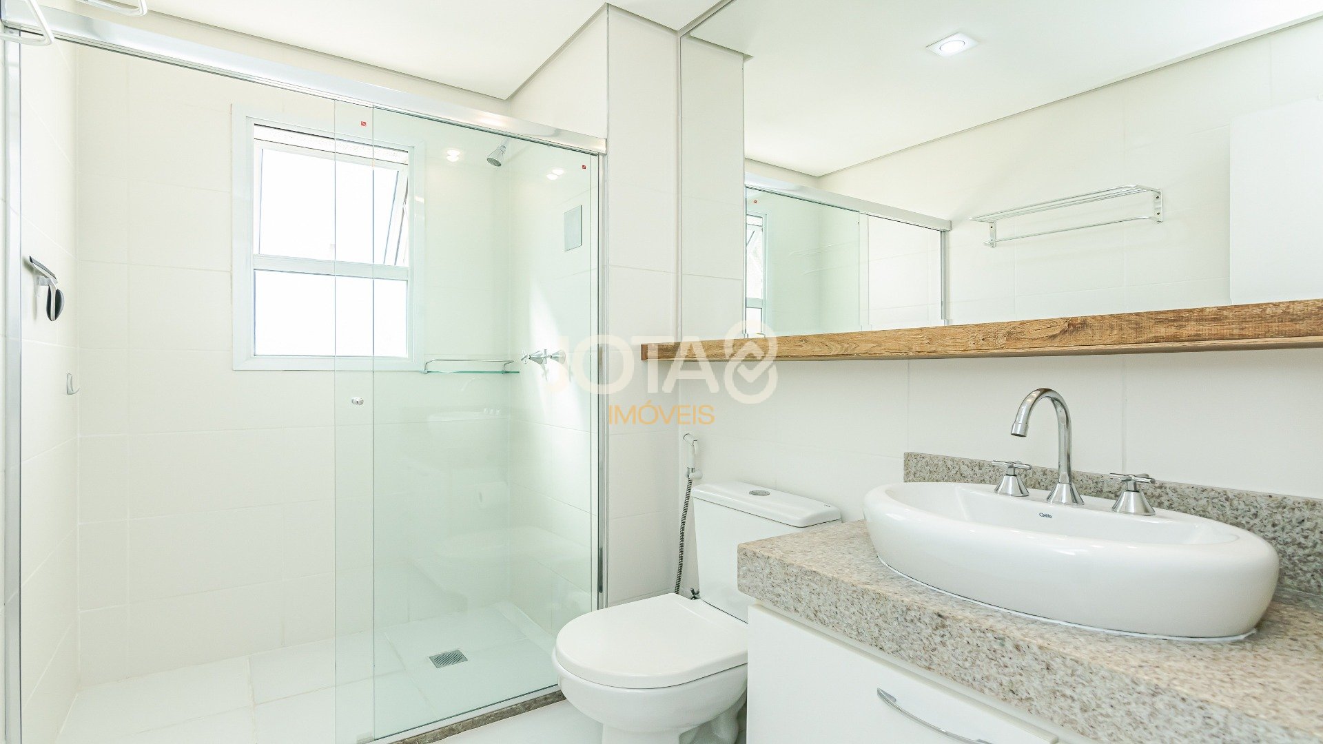 APARTAMENTO ENSOLARADO NO ECOVILLE, PRÉDIO CLUBE