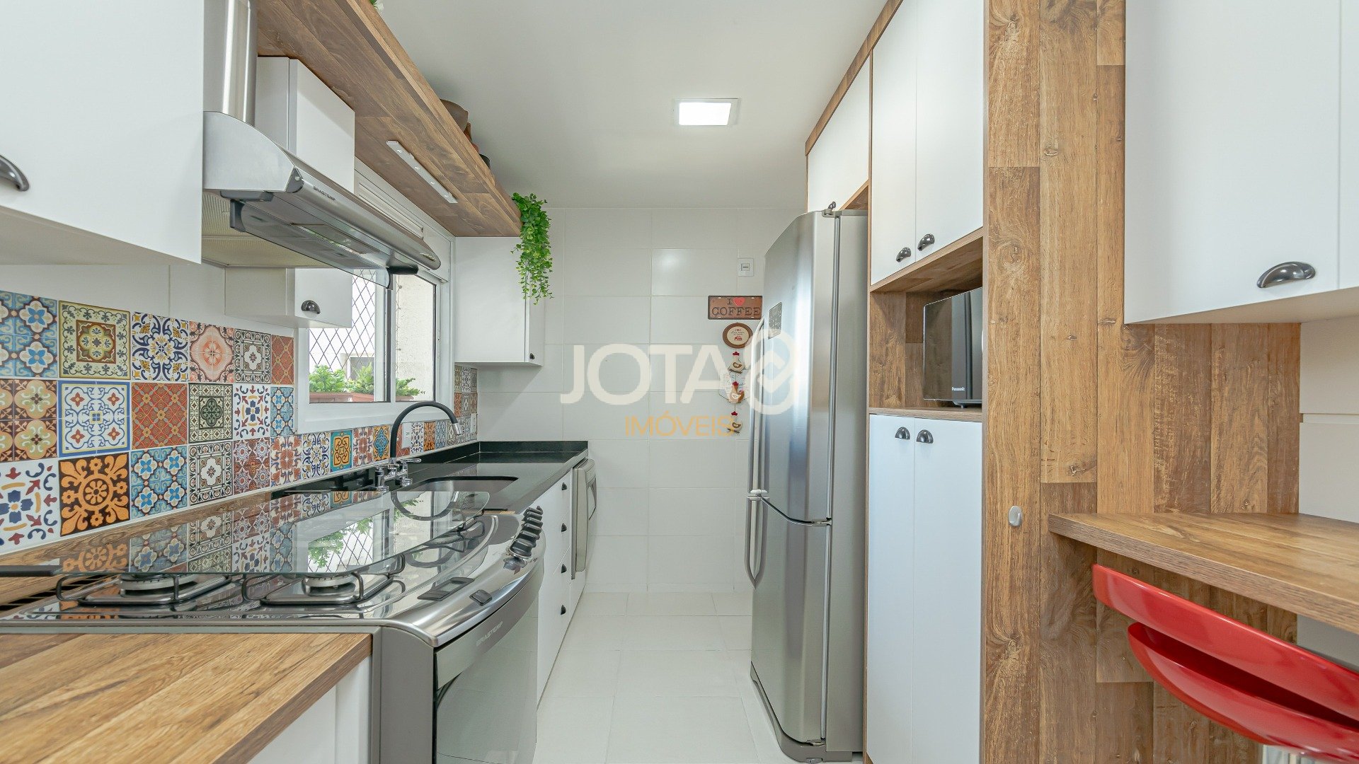 APARTAMENTO ENSOLARADO NO ECOVILLE, PRÉDIO CLUBE