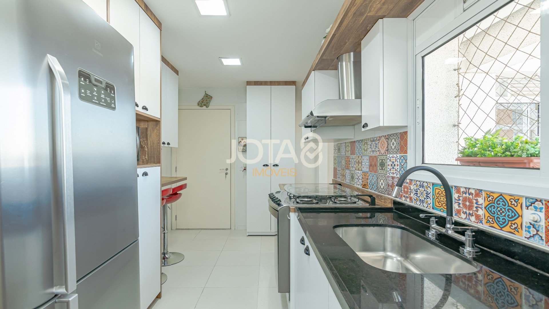 APARTAMENTO ENSOLARADO NO ECOVILLE, PRÉDIO CLUBE