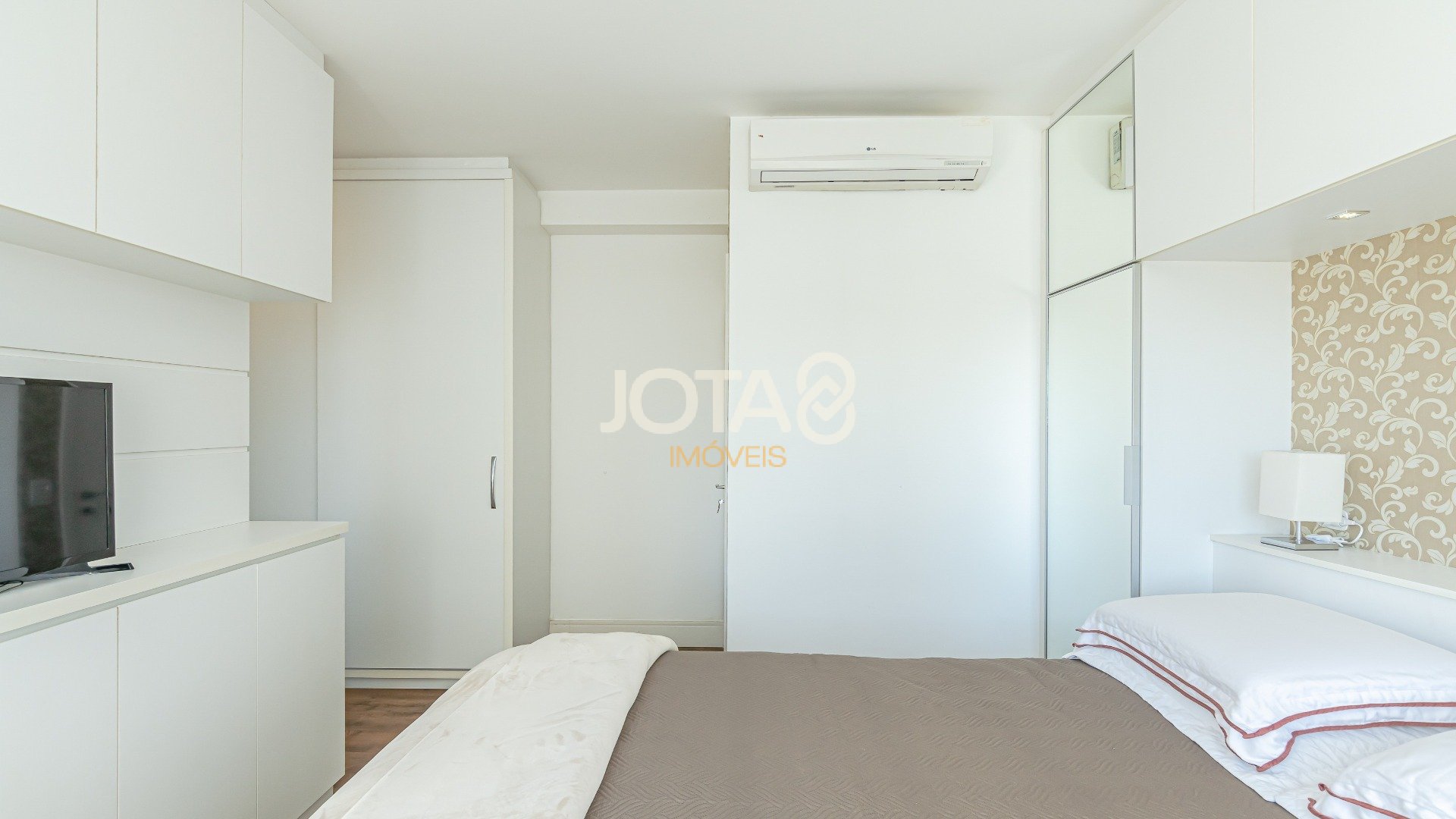 APARTAMENTO ENSOLARADO NO ECOVILLE, PRÉDIO CLUBE