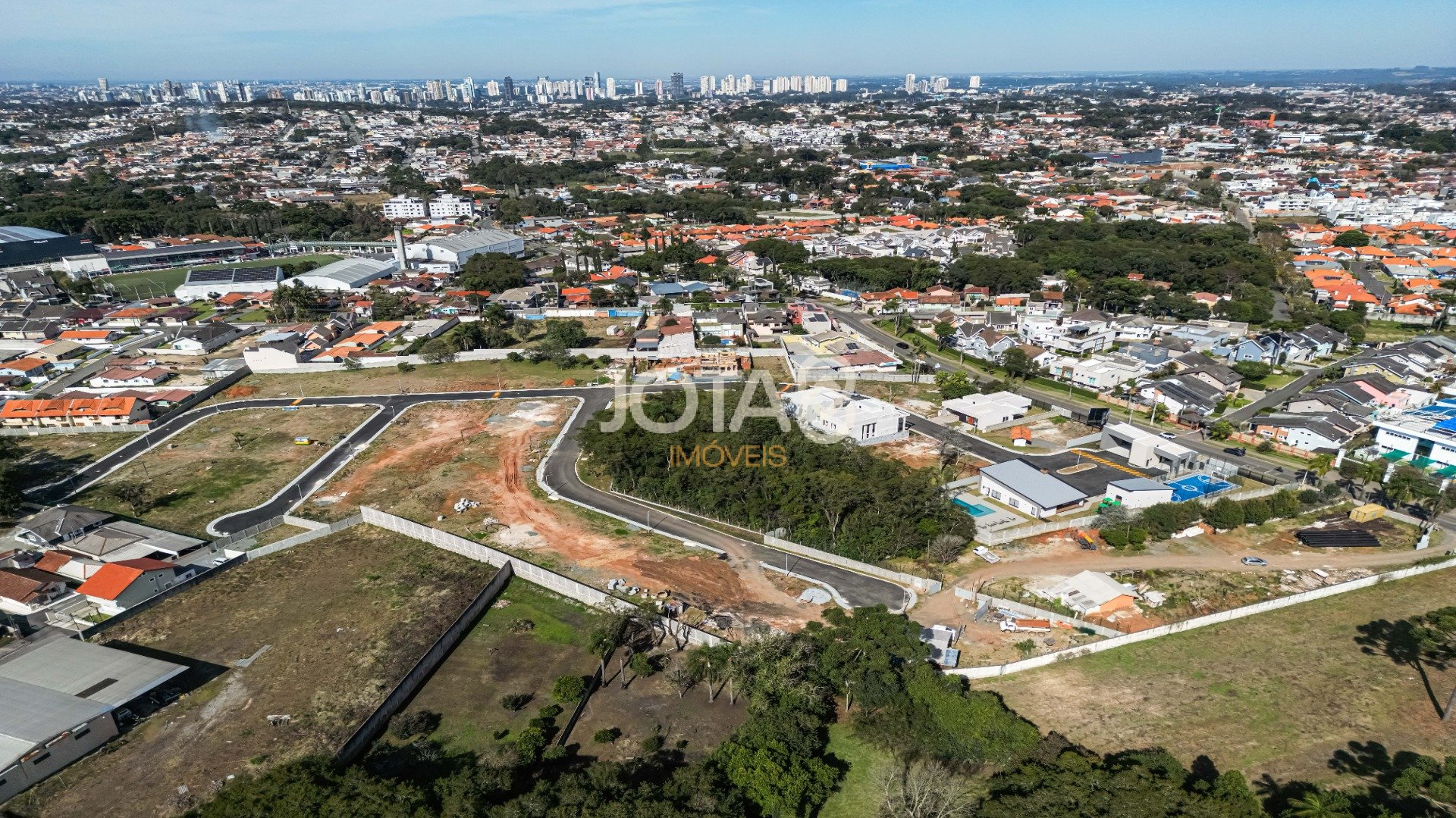 TERRENO EXCLUSIVO EM CONDOMÍNIO FECHADO EM SANTA FELICIDADE