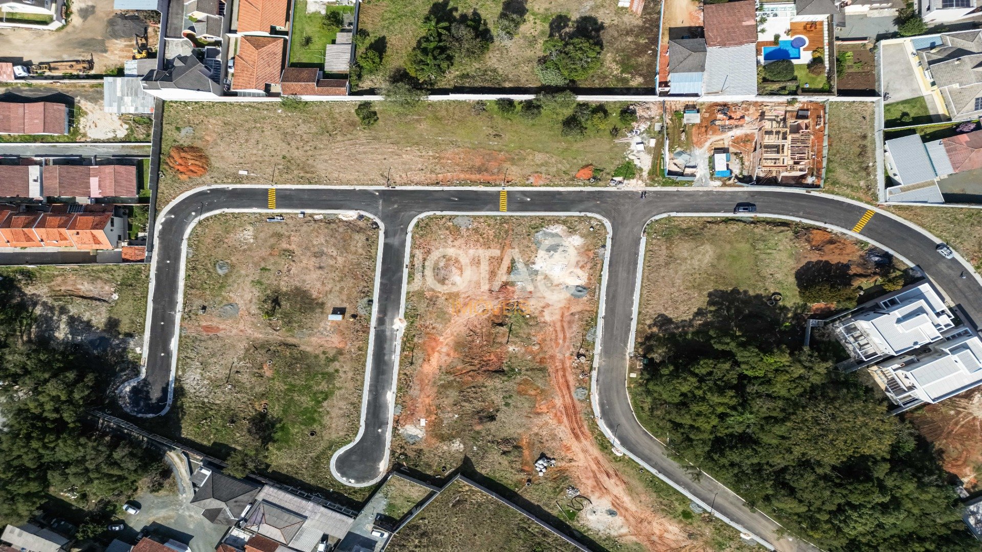 TERRENO EXCLUSIVO EM CONDOMÍNIO FECHADO EM SANTA FELICIDADE