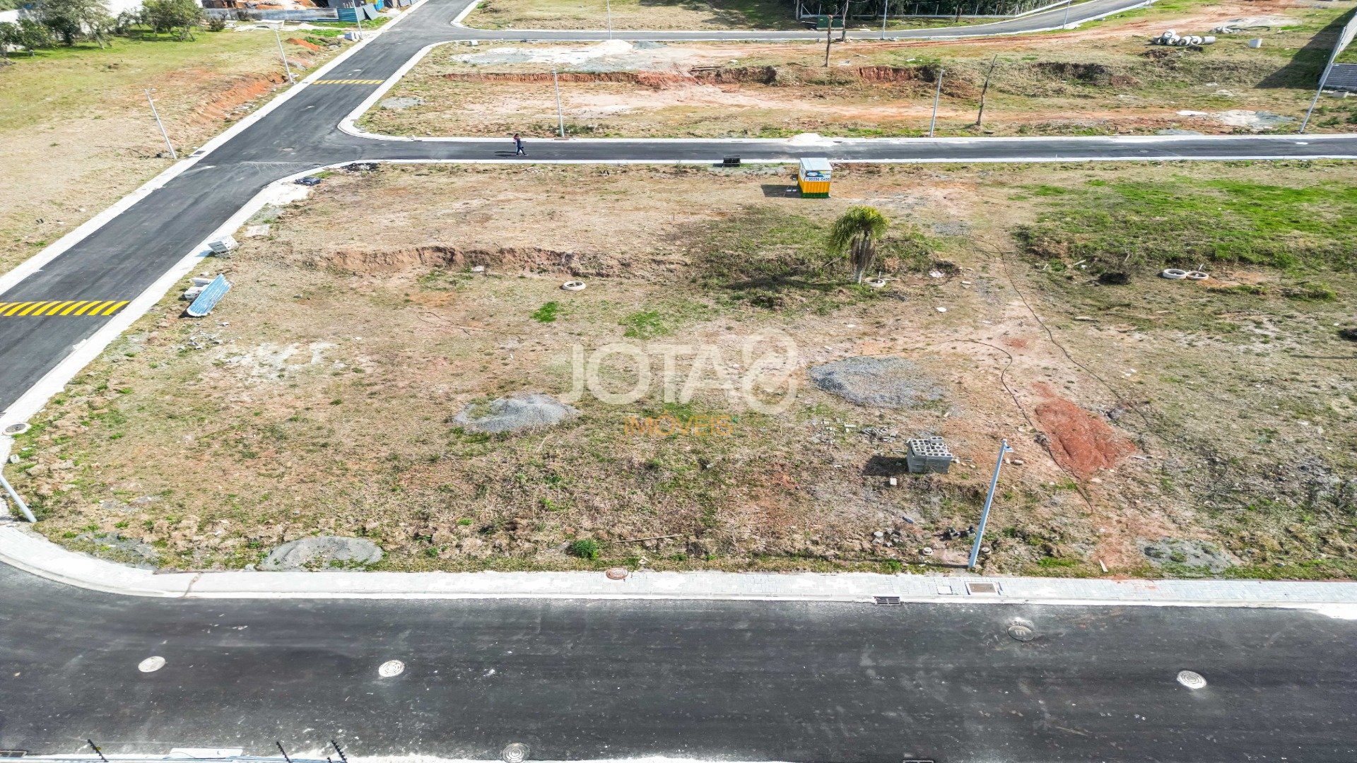 TERRENO EXCLUSIVO EM CONDOMÍNIO FECHADO EM SANTA FELICIDADE