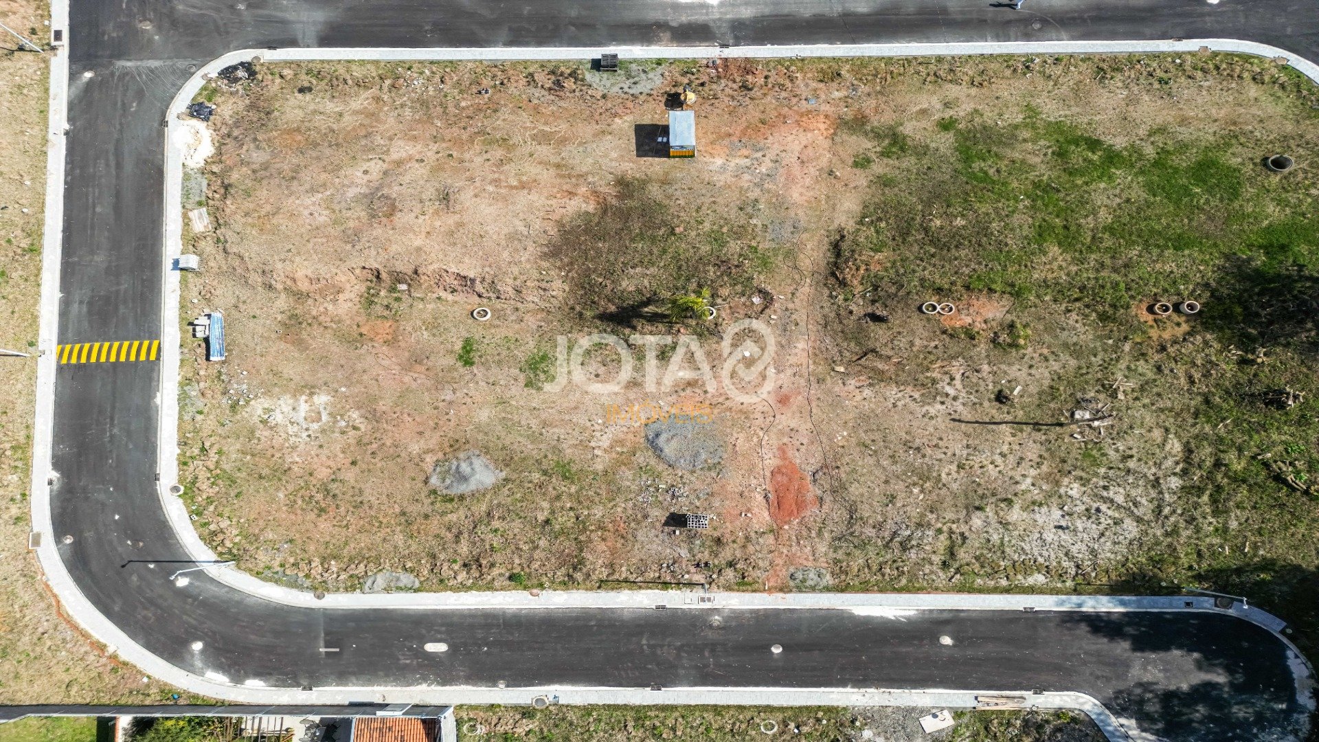 TERRENO EXCLUSIVO EM CONDOMÍNIO FECHADO EM SANTA FELICIDADE