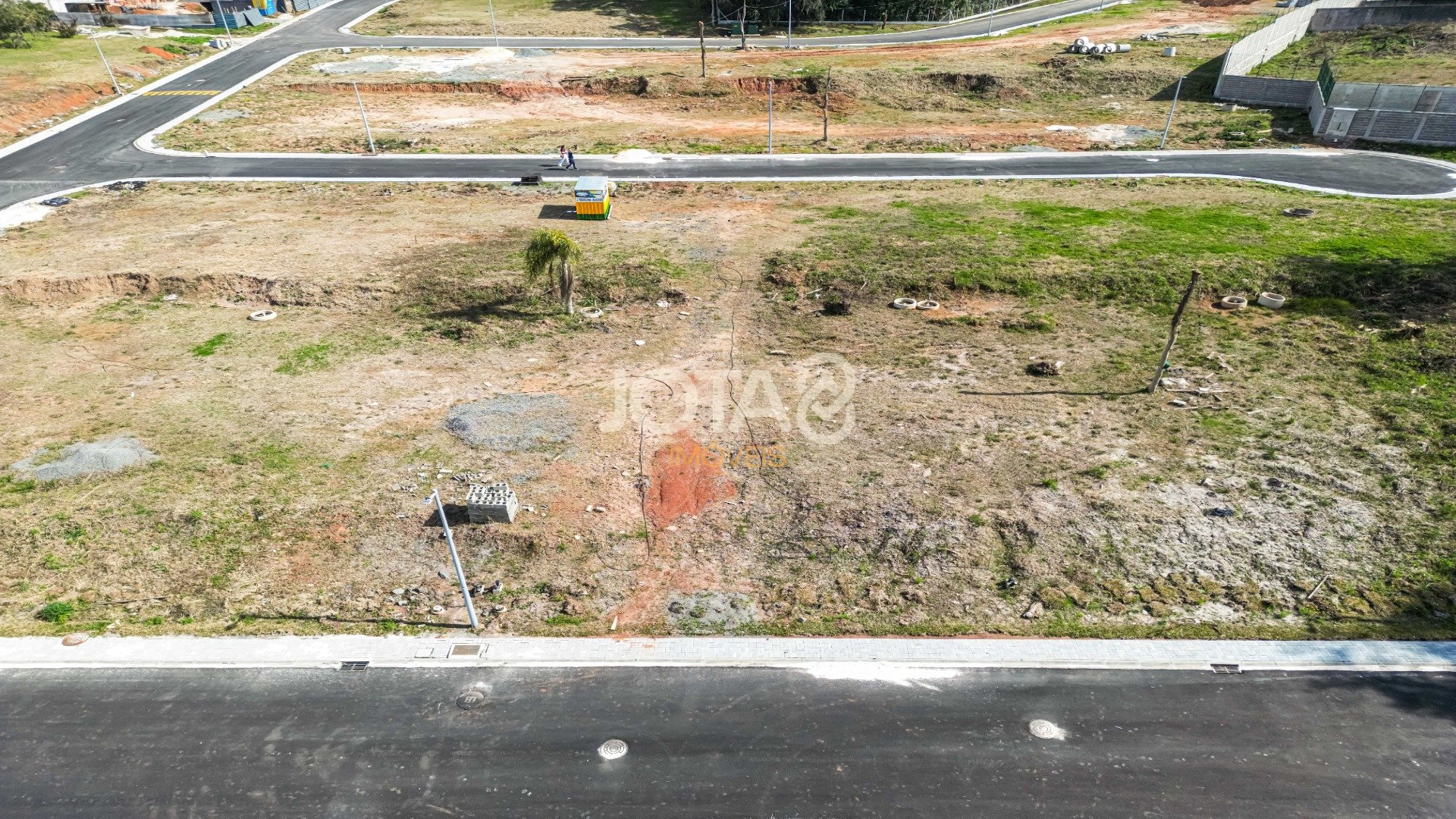 TERRENO EXCLUSIVO EM CONDOMÍNIO FECHADO EM SANTA FELICIDADE