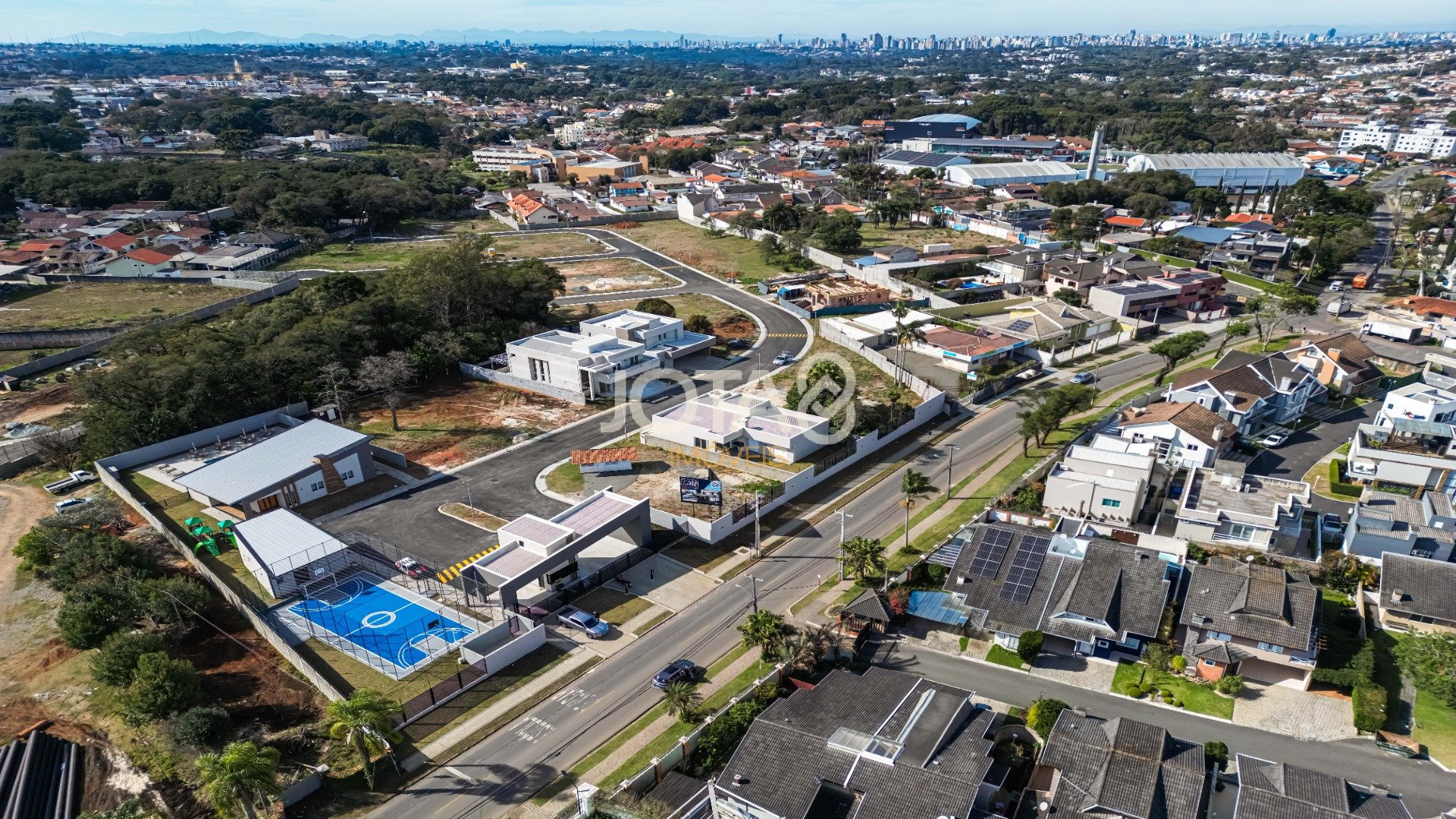 TERRENO EXCLUSIVO EM CONDOMÍNIO FECHADO EM SANTA FELICIDADE