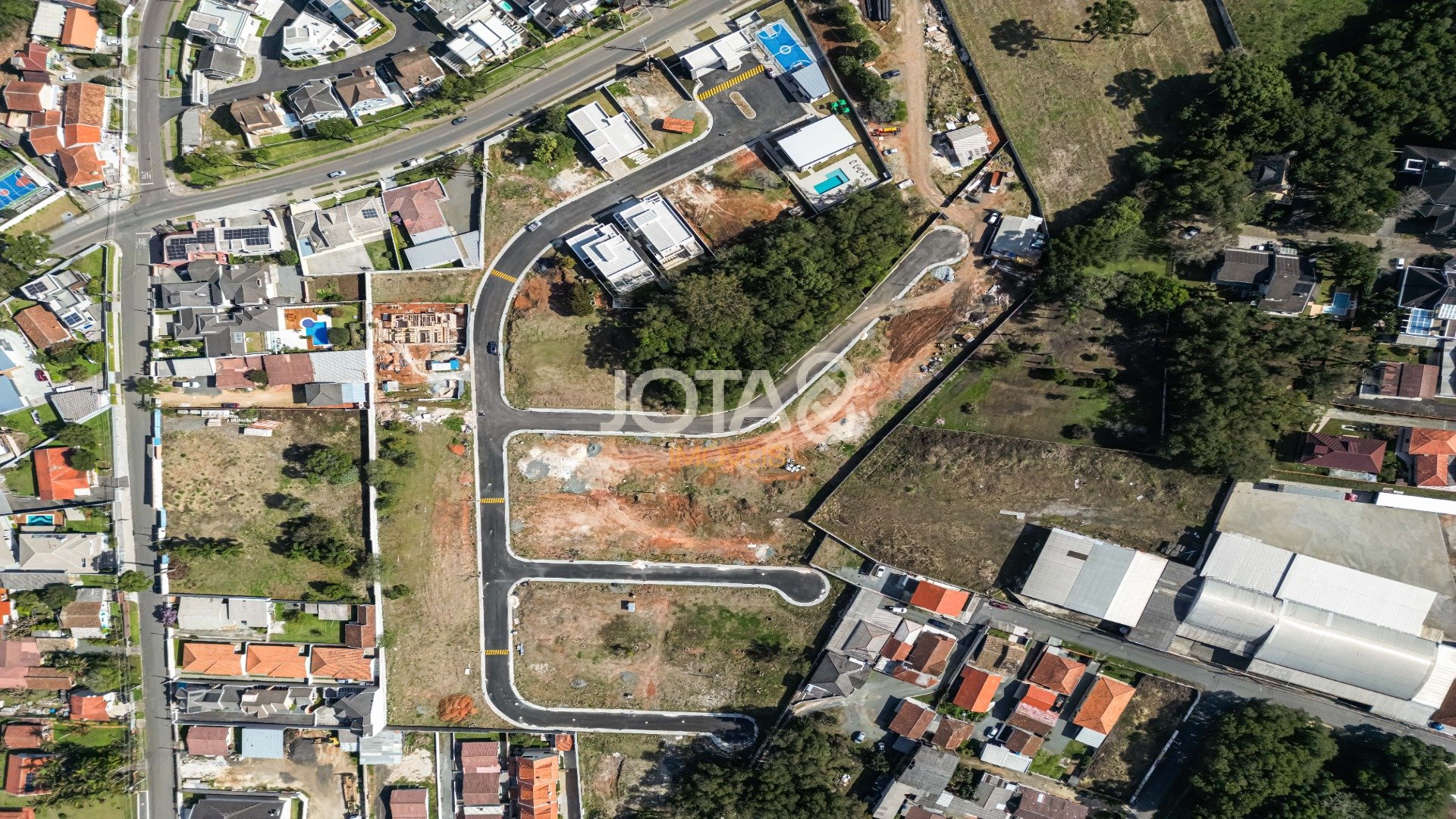 TERRENO EXCLUSIVO EM CONDOMÍNIO FECHADO EM SANTA FELICIDADE