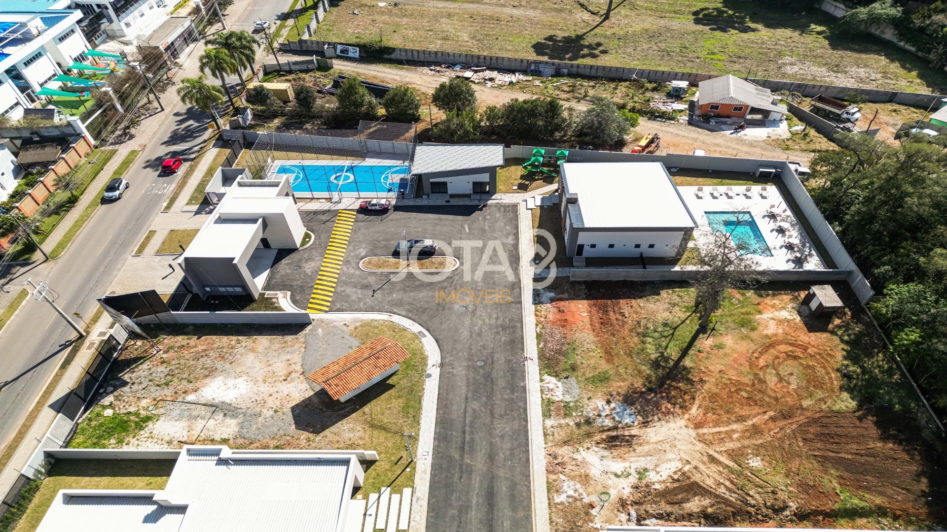 TERRENO EXCLUSIVO EM CONDOMÍNIO FECHADO EM SANTA FELICIDADE