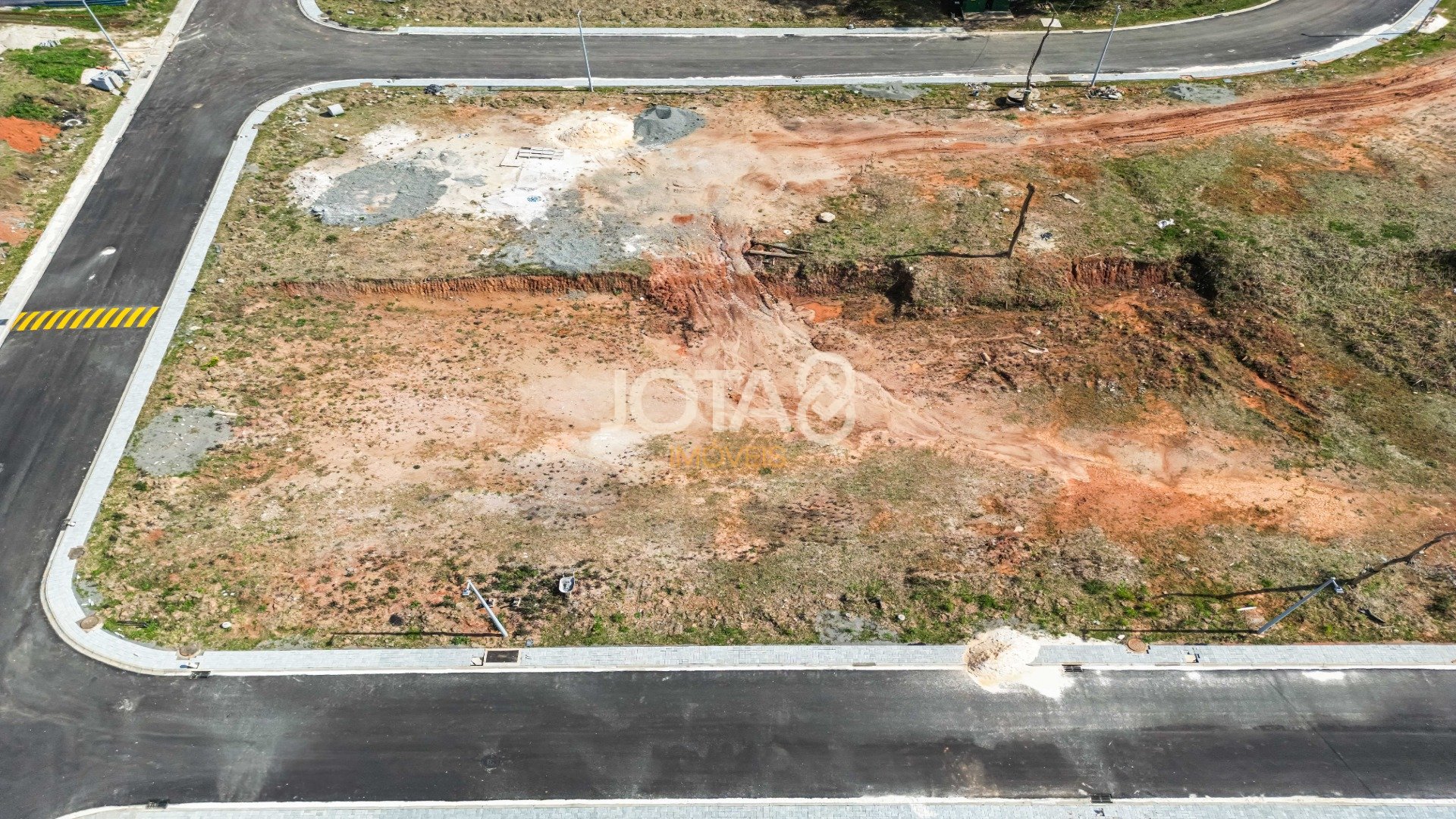 TERRENO EXCLUSIVO EM CONDOMÍNIO FECHADO EM SANTA FELICIDADE