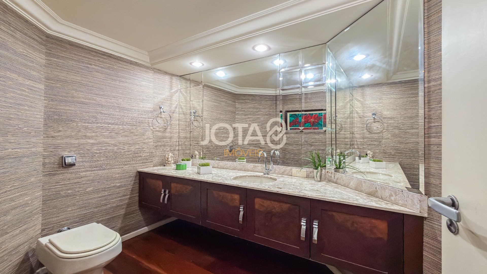 APARTAMENTO EXCLUSIVO EM FRENTE À PRAÇA DO JAPÃO