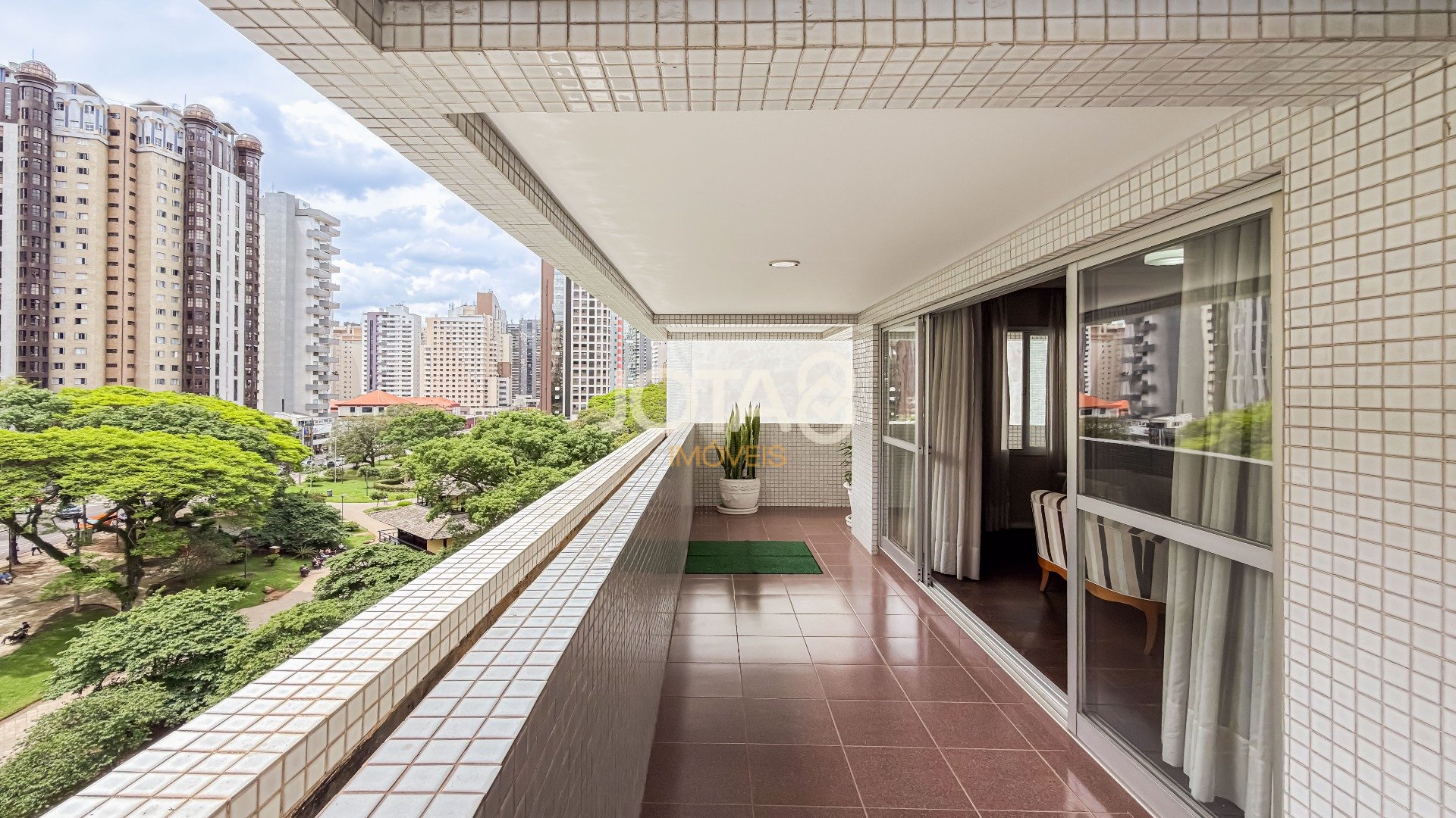 APARTAMENTO EXCLUSIVO EM FRENTE À PRAÇA DO JAPÃO