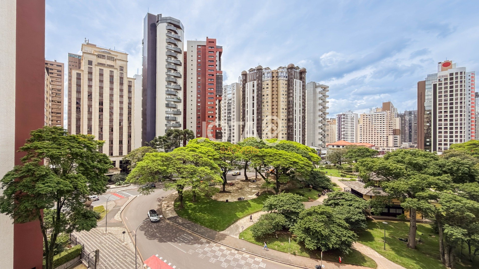 APARTAMENTO EXCLUSIVO EM FRENTE À PRAÇA DO JAPÃO