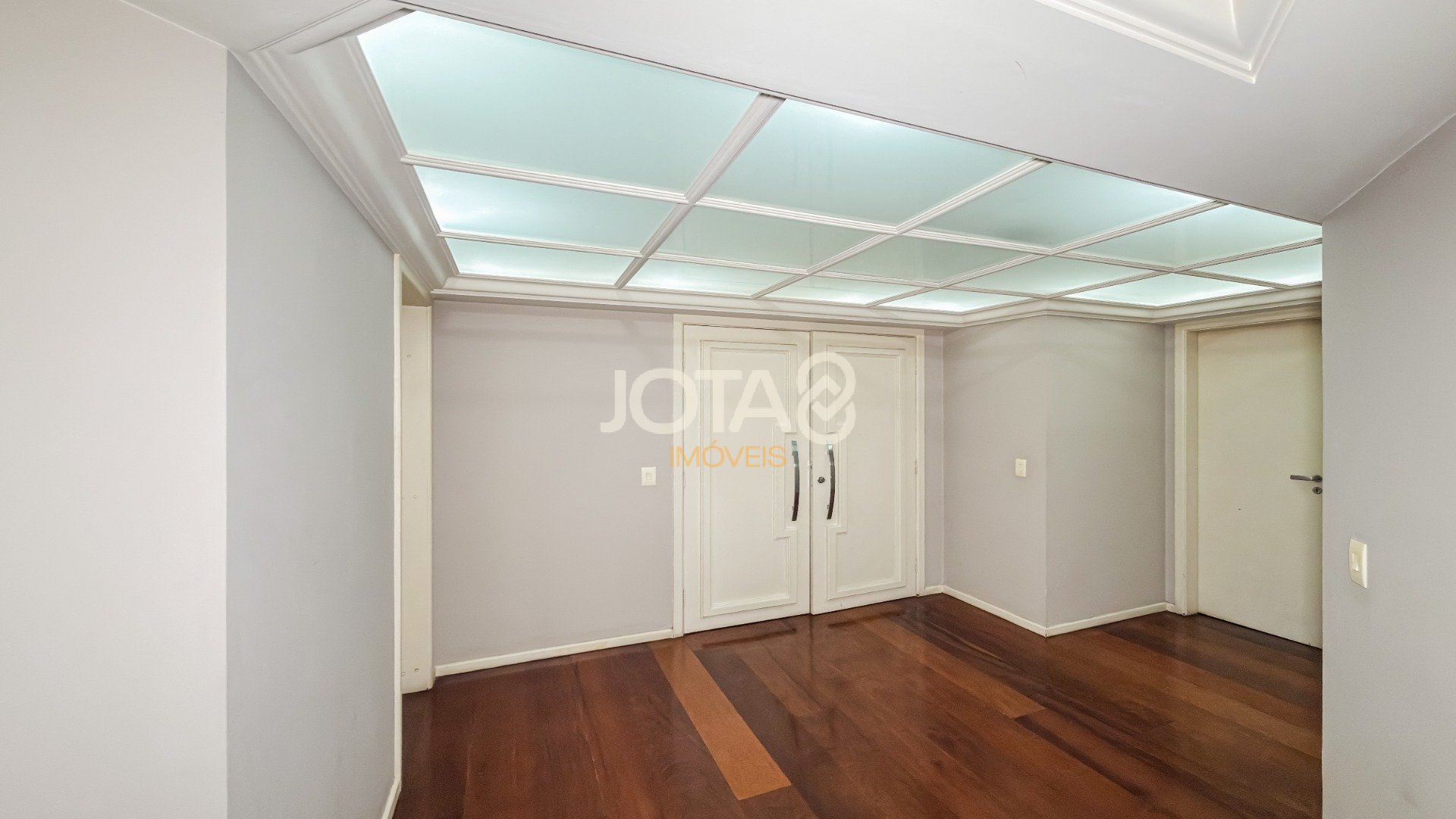 APARTAMENTO EXCLUSIVO EM FRENTE À PRAÇA DO JAPÃO