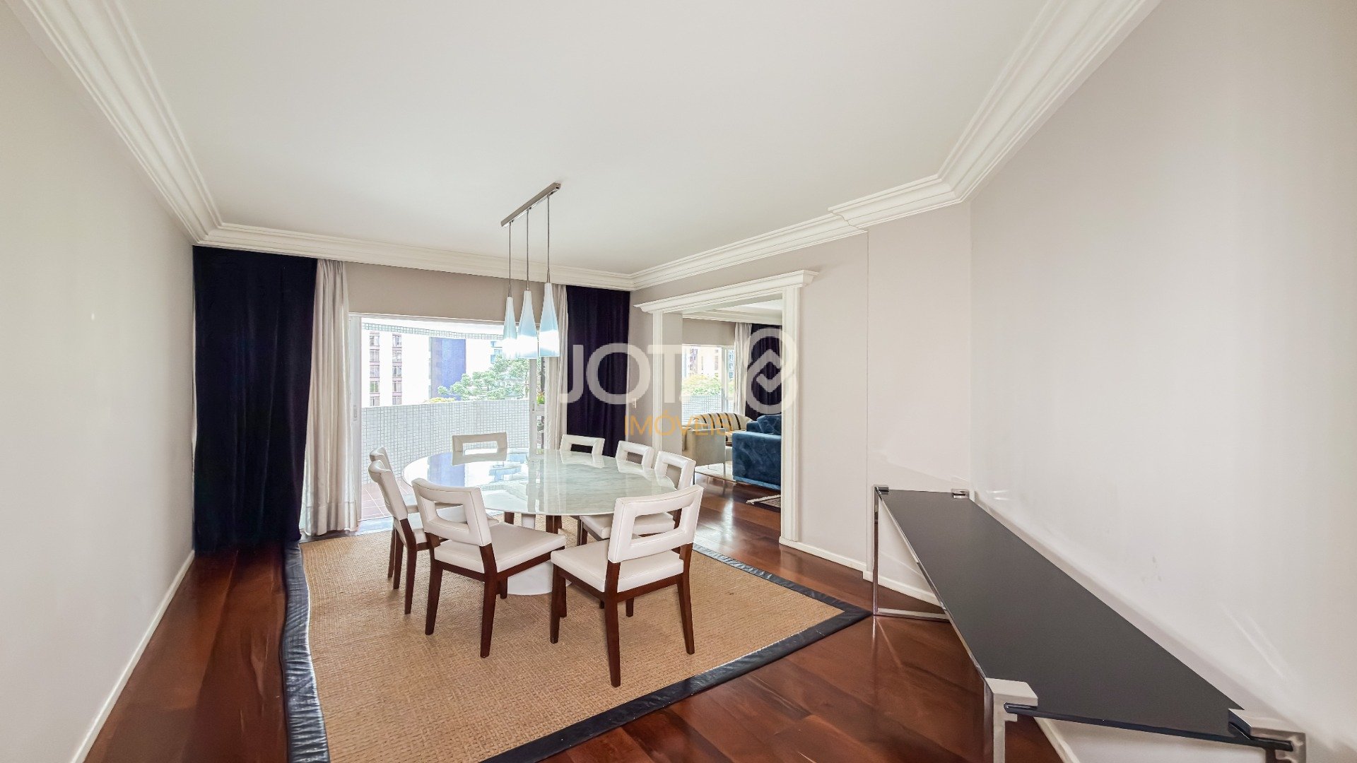 APARTAMENTO EXCLUSIVO EM FRENTE À PRAÇA DO JAPÃO