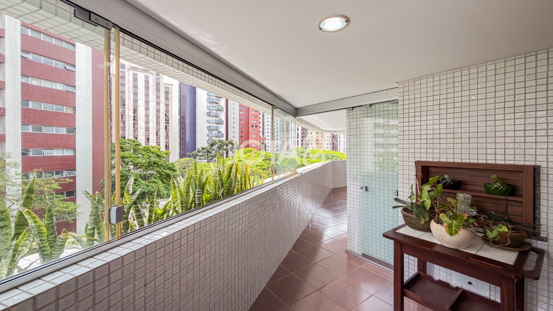 APARTAMENTO EXCLUSIVO EM FRENTE À PRAÇA DO JAPÃO