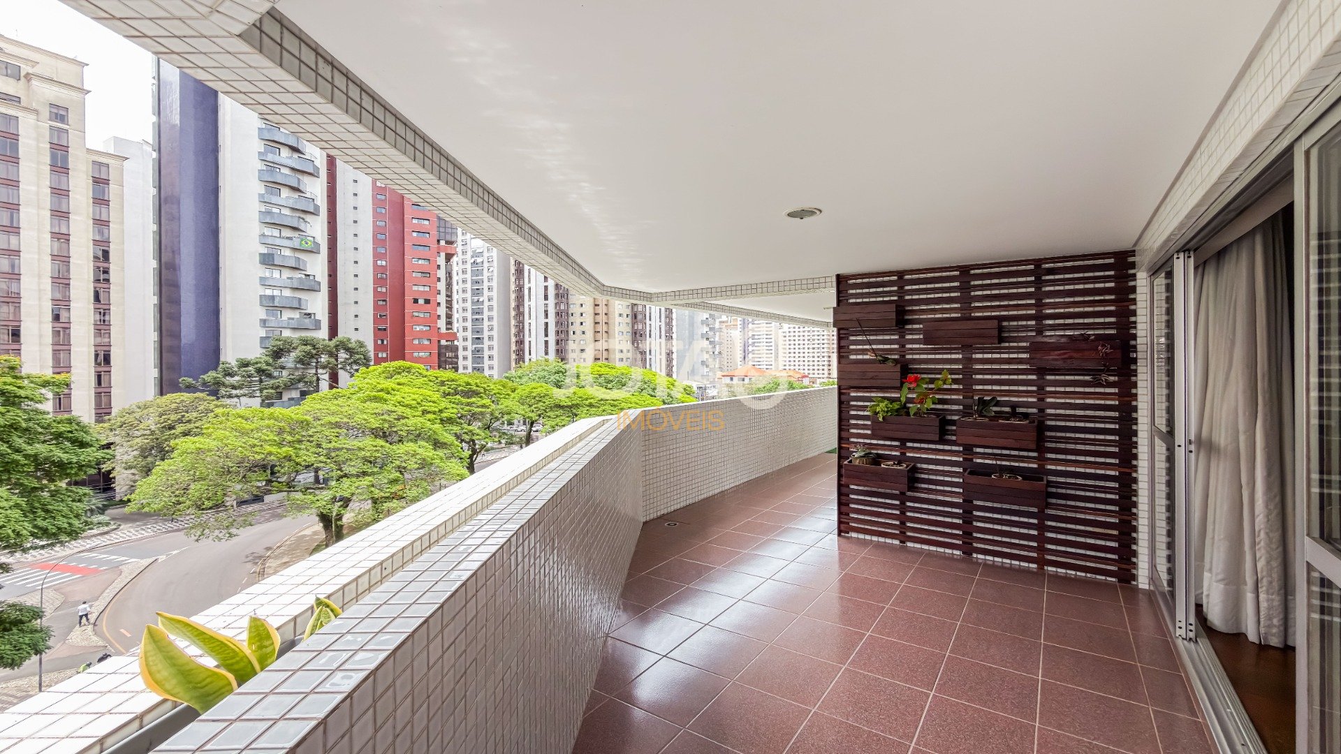 APARTAMENTO EXCLUSIVO EM FRENTE À PRAÇA DO JAPÃO