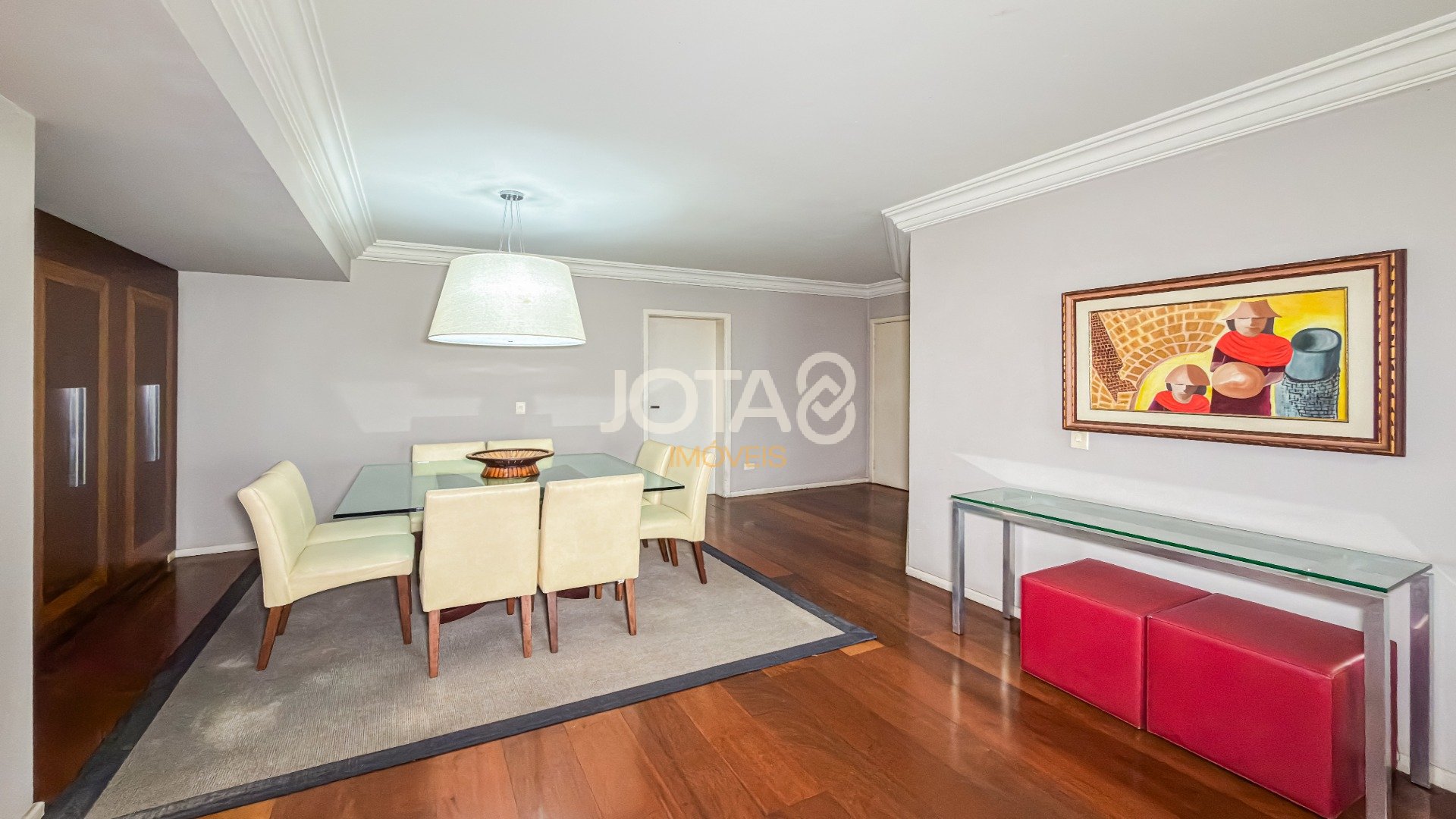 APARTAMENTO EXCLUSIVO EM FRENTE À PRAÇA DO JAPÃO